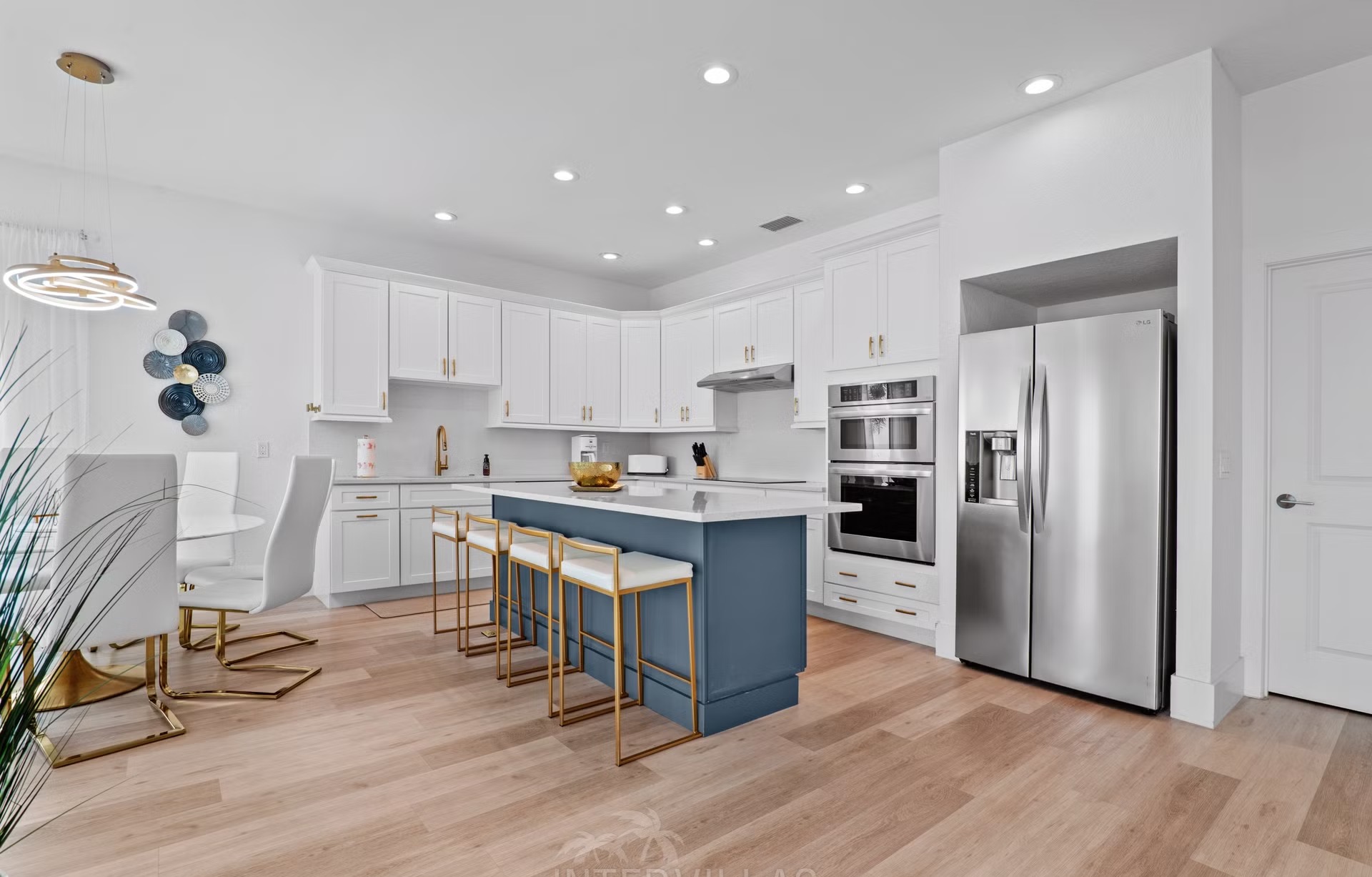 Beheizter Salzwasserpool mit Liegen und Blick auf den Fluss.