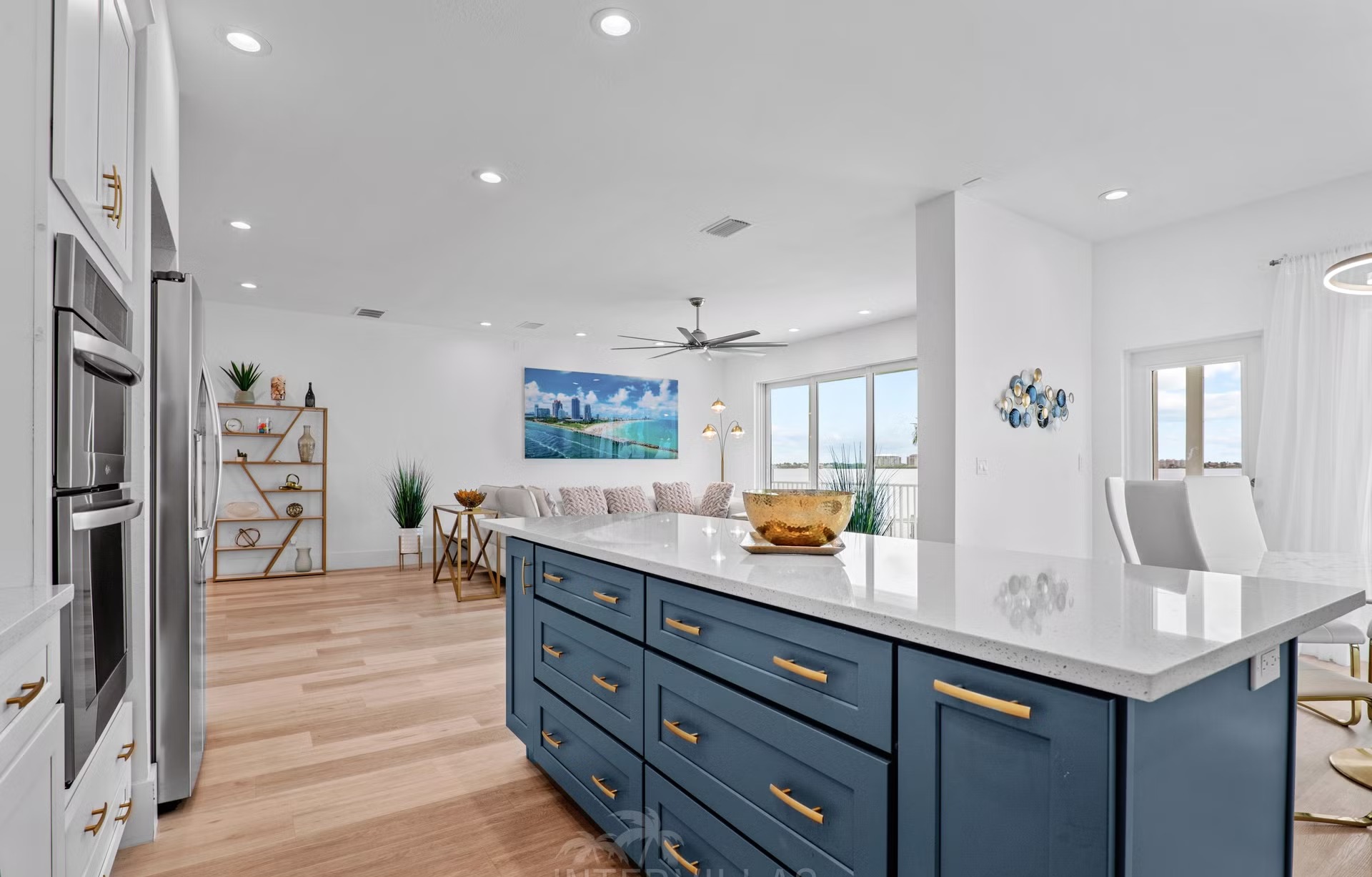 Renovierte Waterfront-Villa mit beheiztem Salzwasserpool und privatem Bootsdock am Fluss.