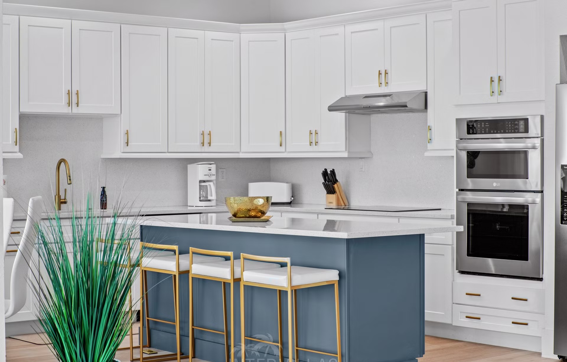 Beheizter Salzwasserpool in Südausrichtung mit Blick aufs Wasser und Bootsdock.