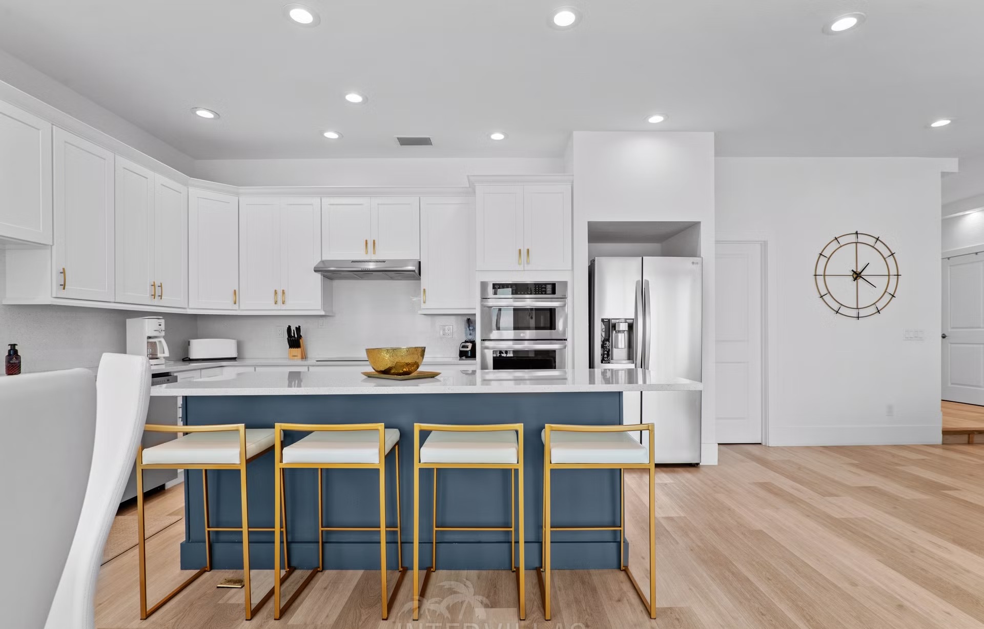 Beheizter Salzwasserpool mit Blick auf den Fluss und Bootsdock.