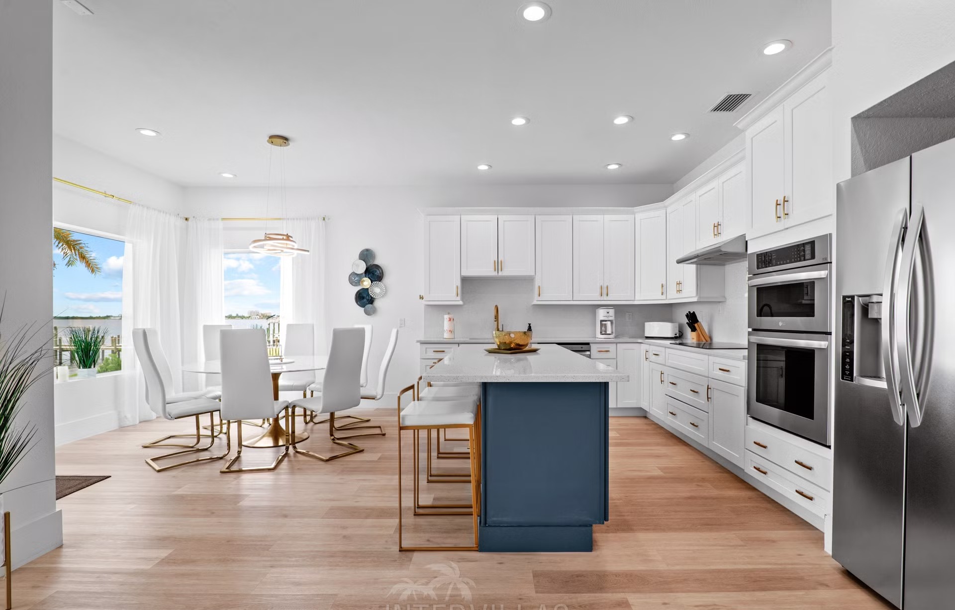 Beheizter Salzwasserpool mit Blick auf den Fluss und Bootsdock.