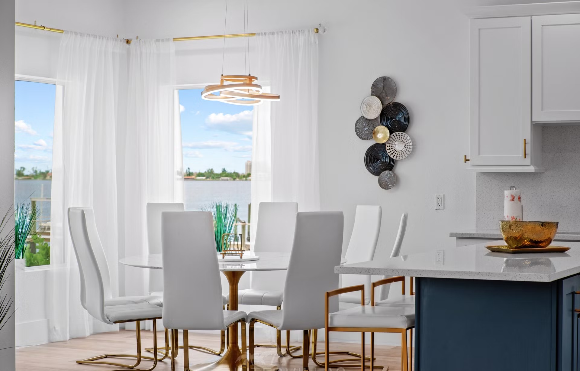 Renovierte Waterfront-Villa mit beheiztem Salzwasserpool und Bootsdock am Fluss.