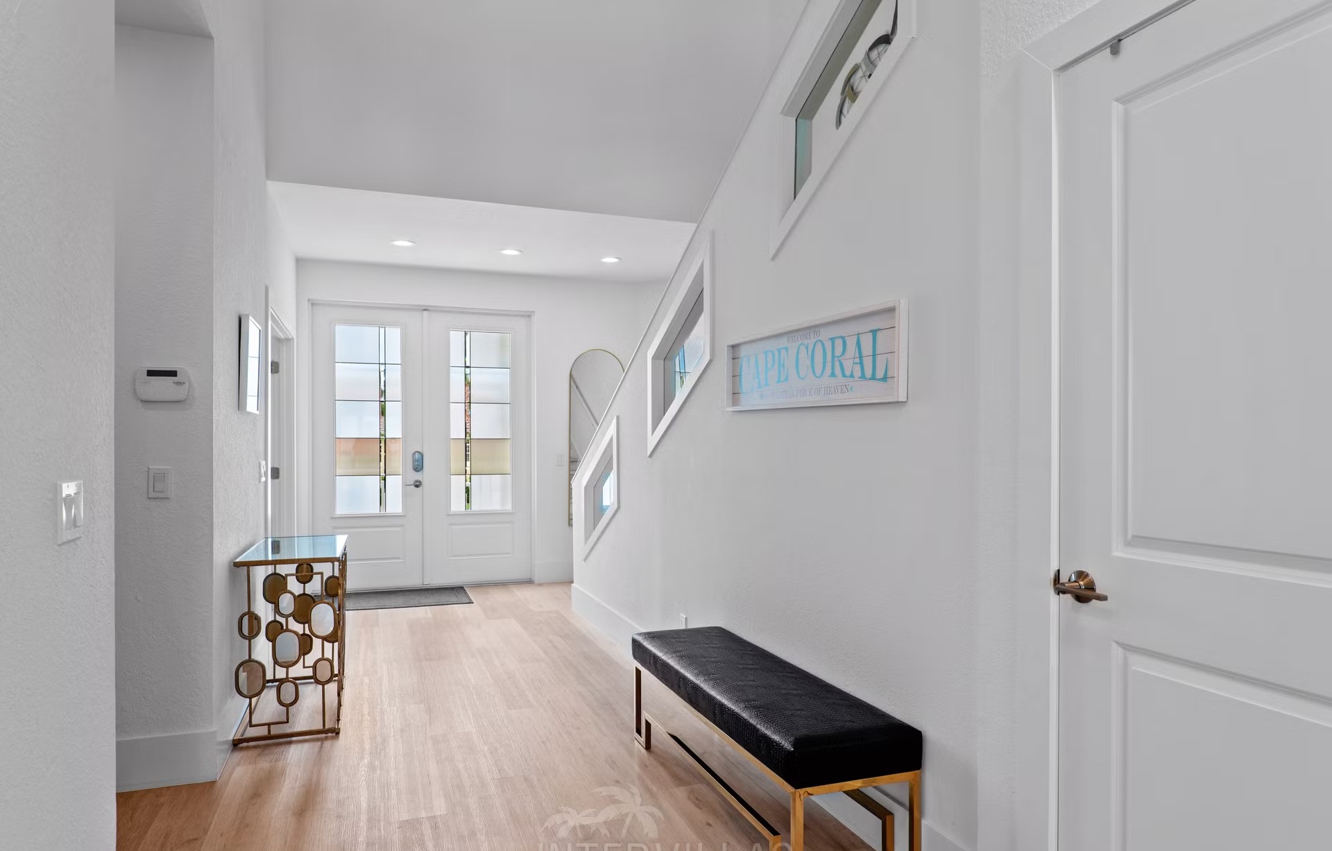 Beheizter Salzwasserpool mit Blick auf den Fluss und privatem Bootsdock mit Lift.