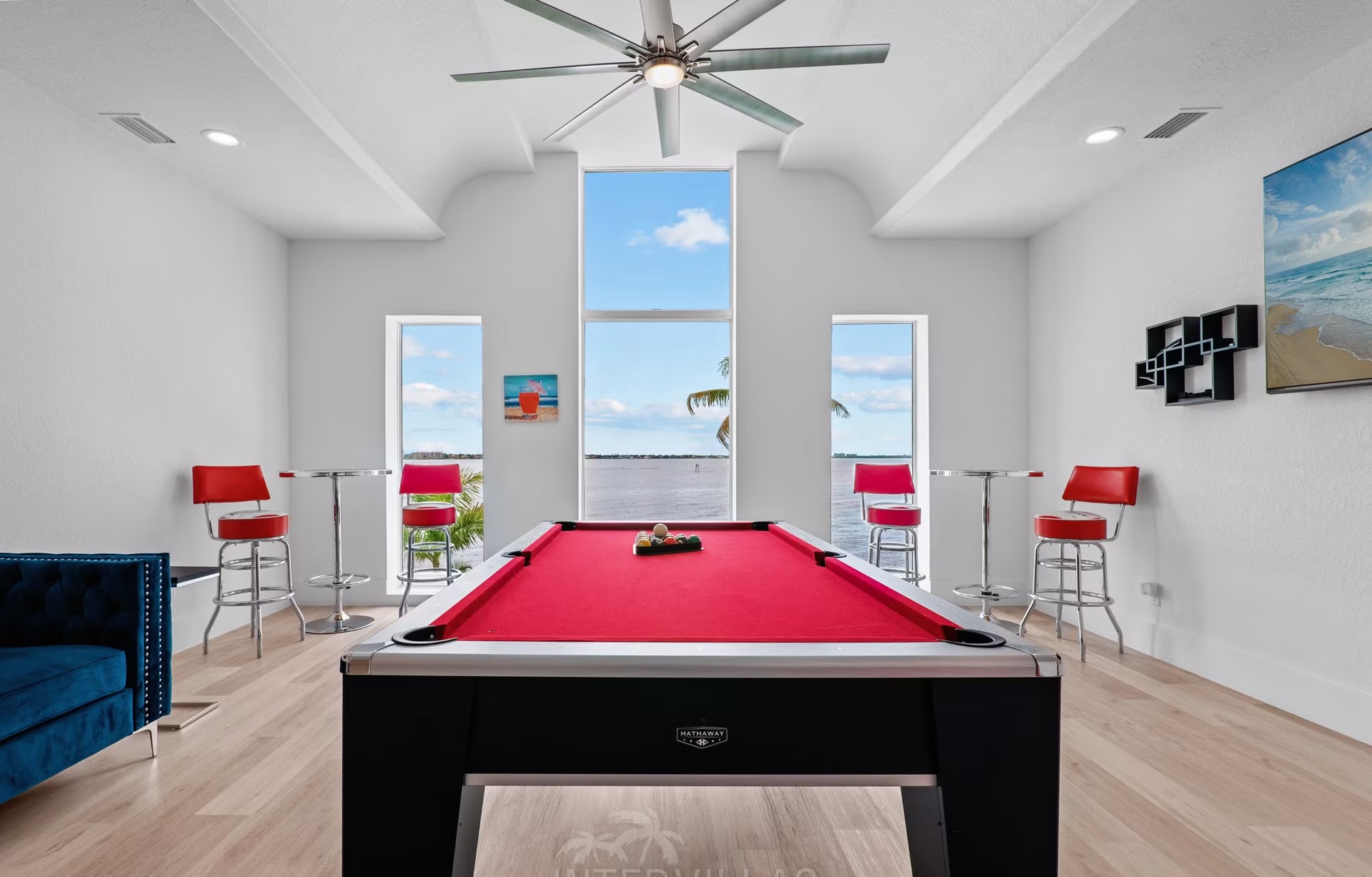 Beheizter Salzwasserpool mit Liegen und Blick auf den Fluss.