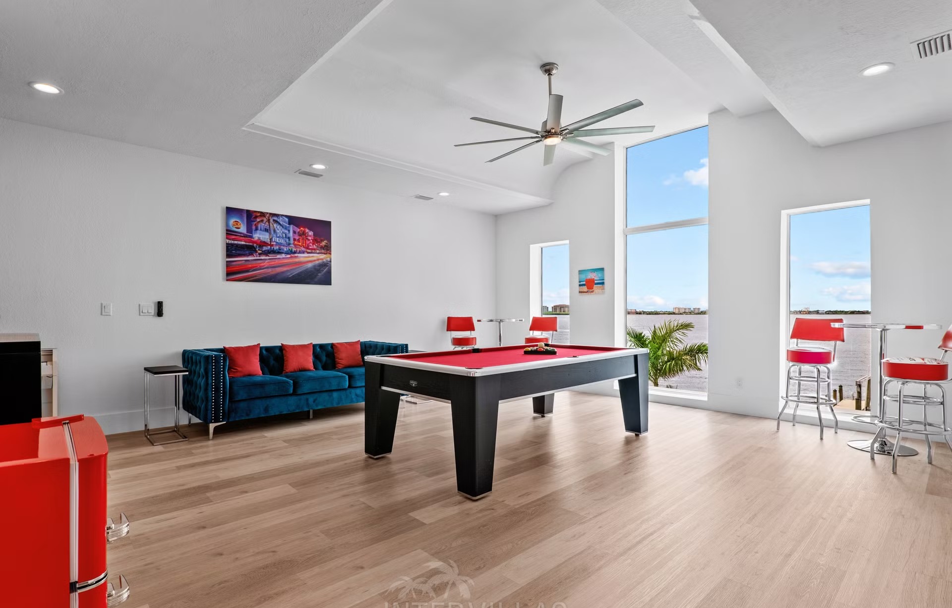 Beheizter Salzwasserpool mit Blick auf den Fluss und privatem Bootsdock.