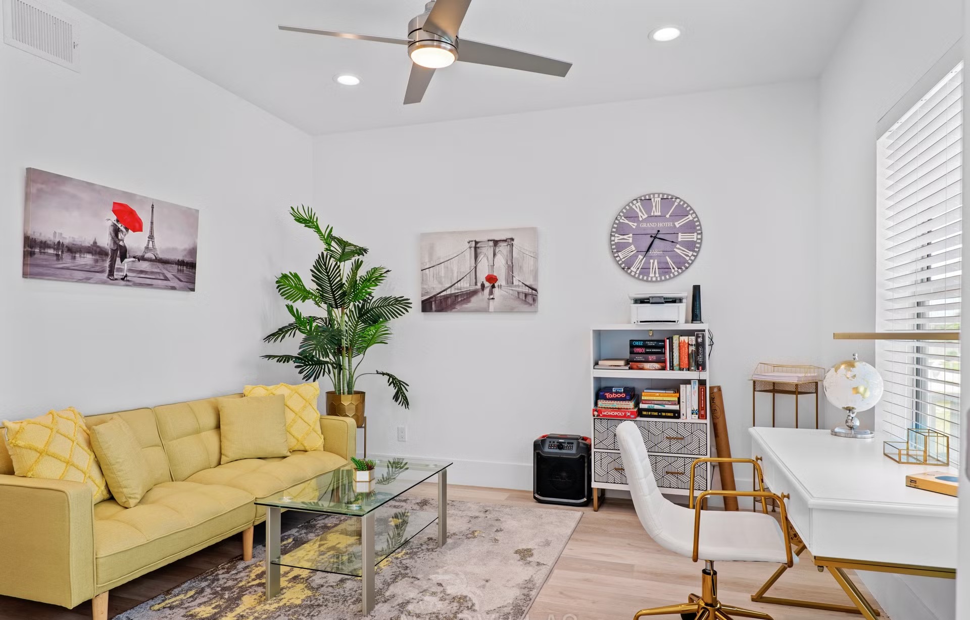 Beheizter Salzwasserpool mit Sonnenterrasse und Blick auf den Fluss.