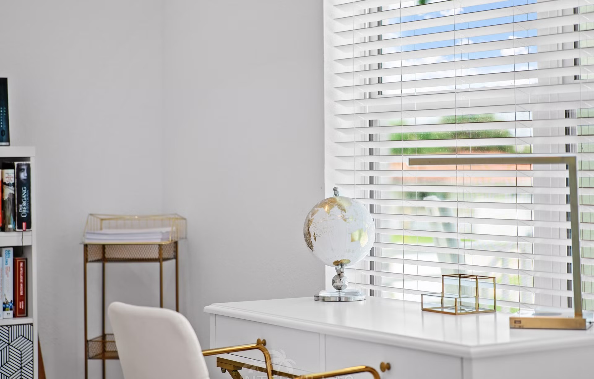 Beheizter Salzwasserpool mit Liegen und Blick auf den Fluss.