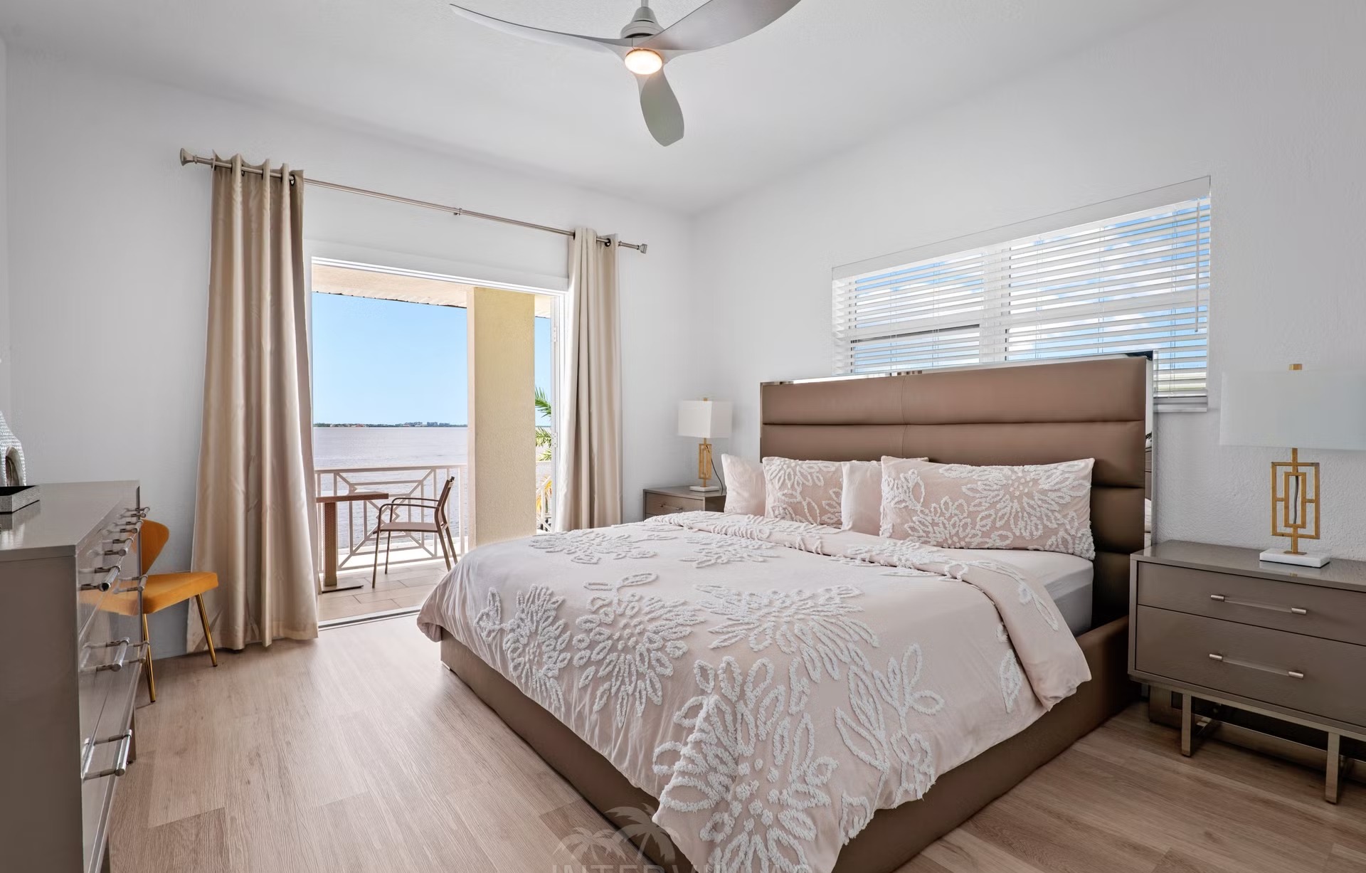 Beheizter Salzwasserpool mit Blick auf den Fluss und privatem Bootsdock mit Lift.