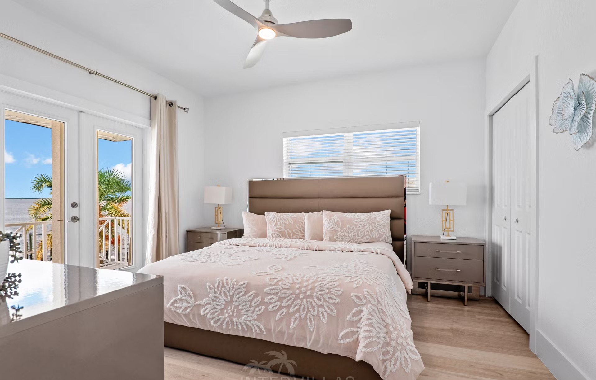 Renovierte Waterfront-Villa mit beheiztem Salzwasserpool und privatem Bootsdock am Fluss.