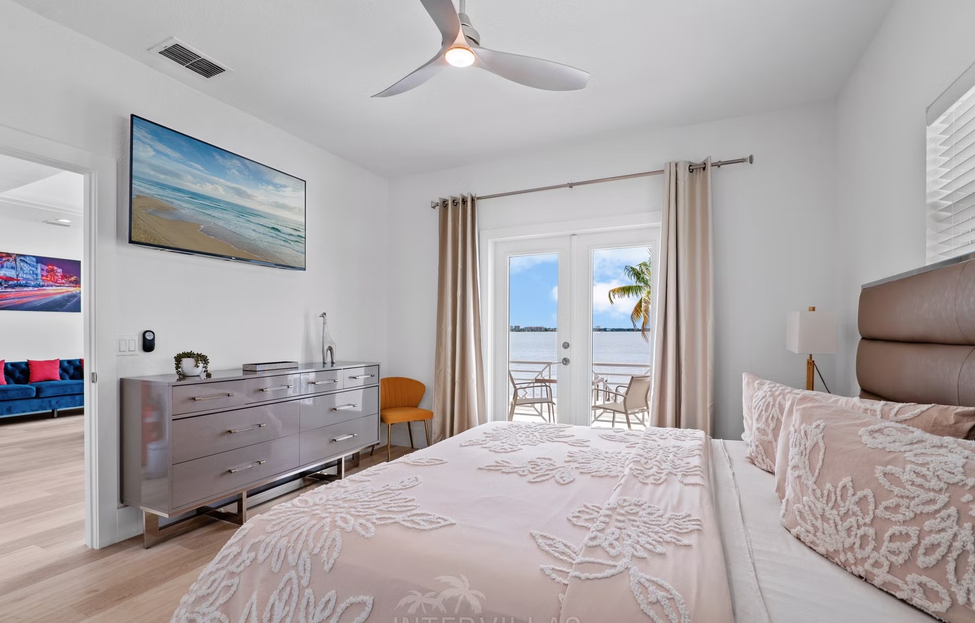 Beheizter Salzwasserpool mit Blick auf den Fluss und privatem Bootsdock mit Lift.