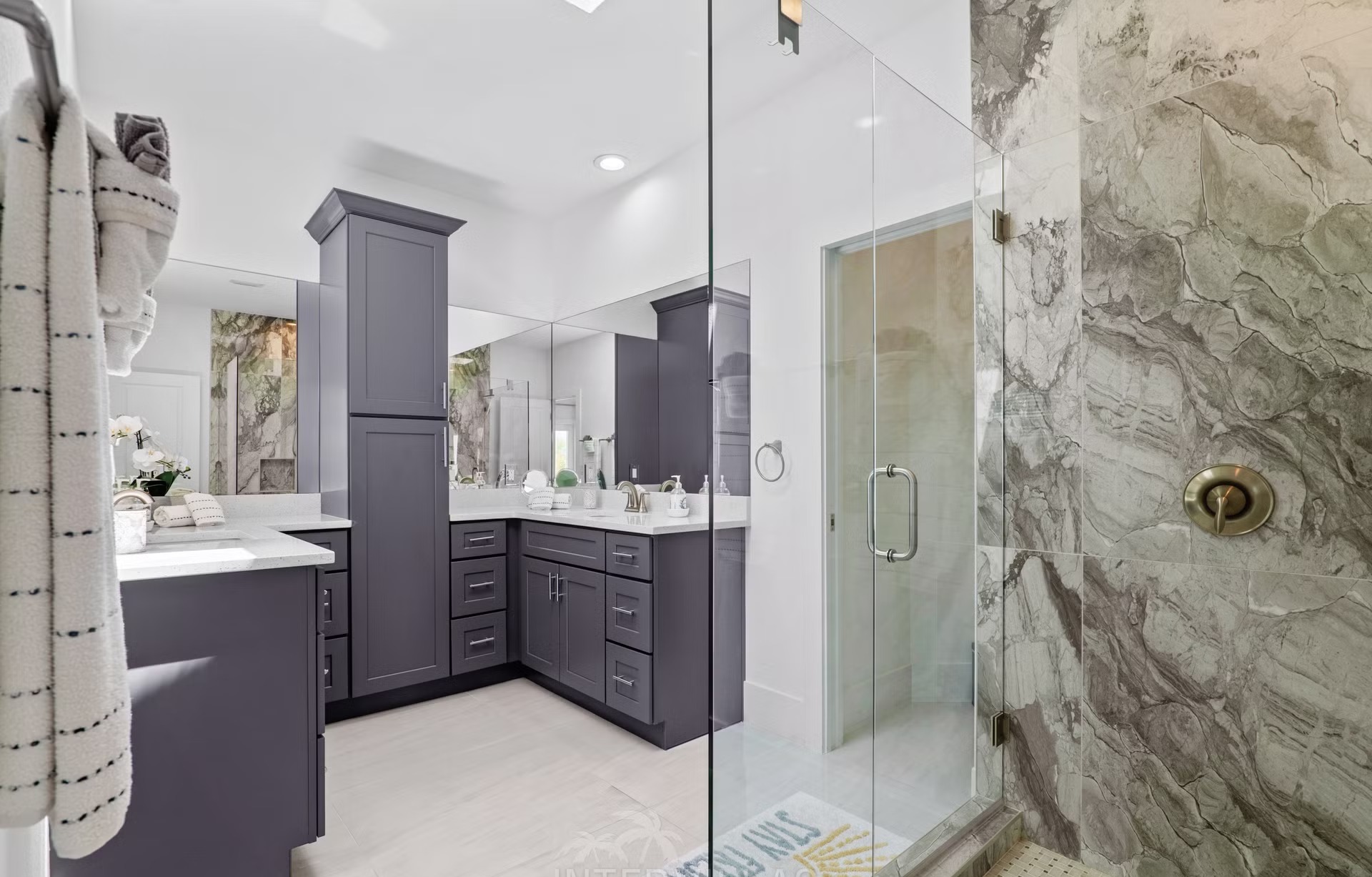 Beheizter Salzwasserpool mit Blick auf den Fluss und Bootsdock mit Lift.