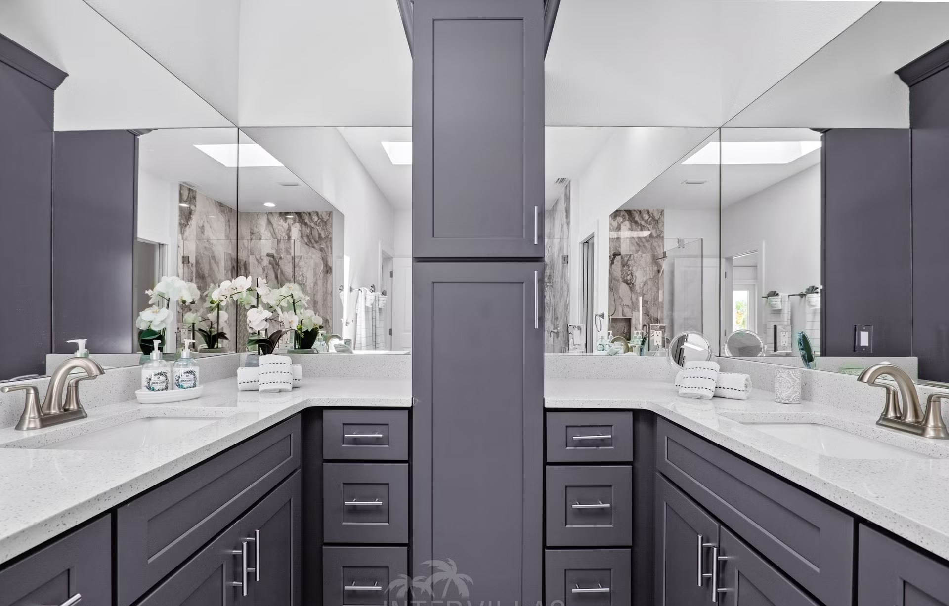 Renovierte Waterfront-Villa in Cape Coral mit beheiztem Salzwasserpool und Bootsdock am Fluss.