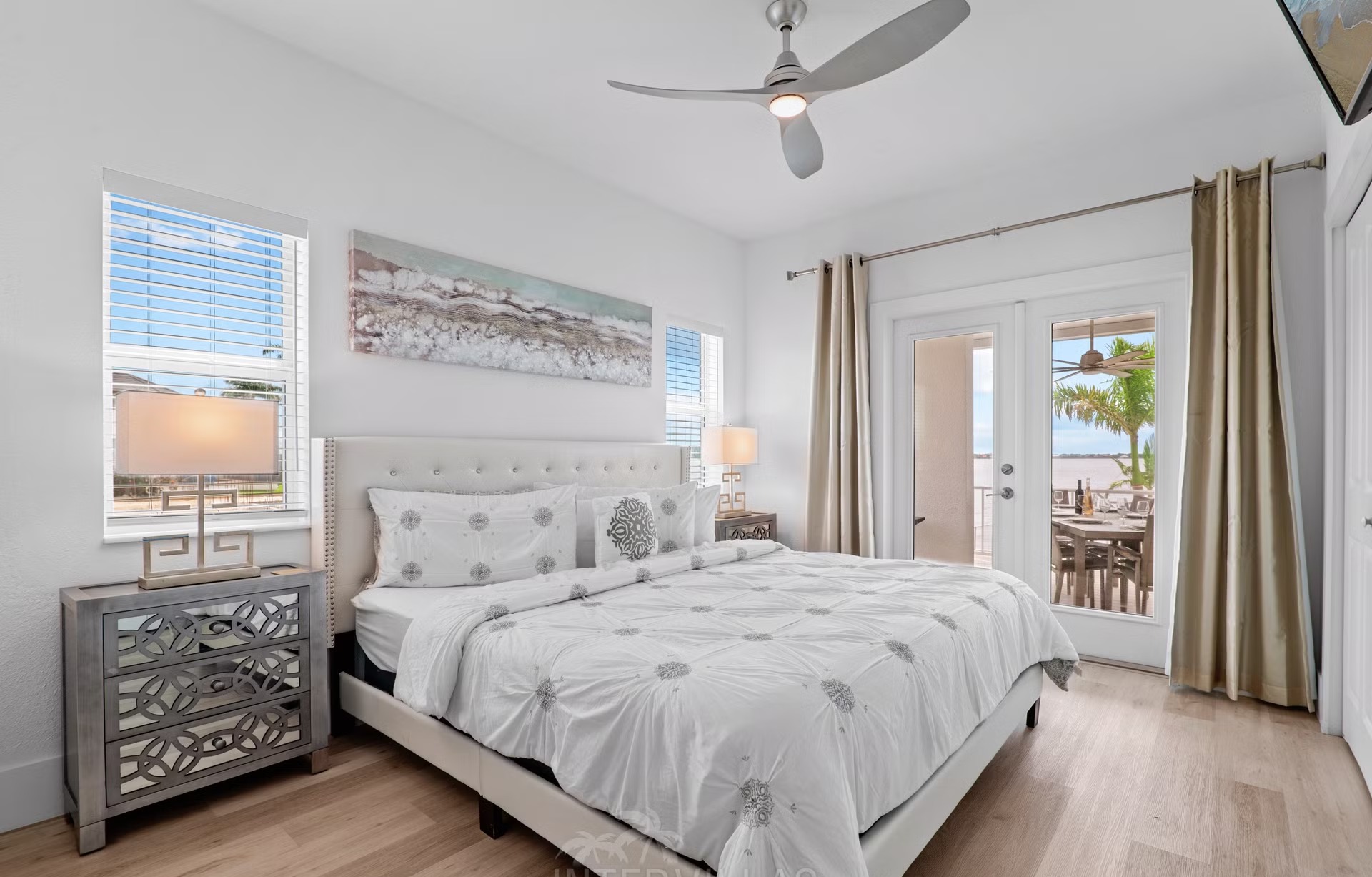 Renovierte Waterfront-Villa mit beheiztem Salzwasserpool und privatem Bootsdock am Fluss.