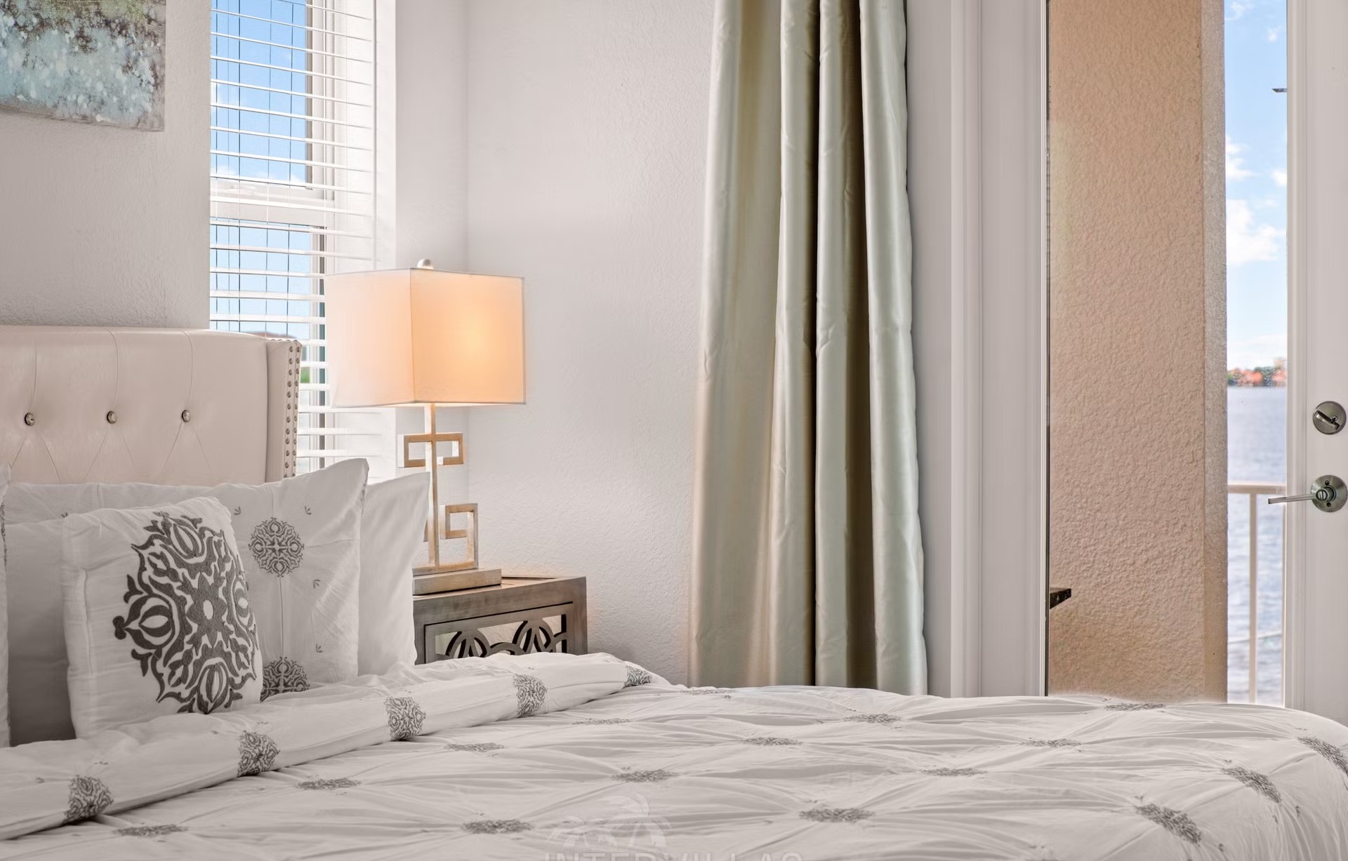 Beheizter Salzwasserpool mit Blick auf den Fluss und Bootsdock mit Lift.