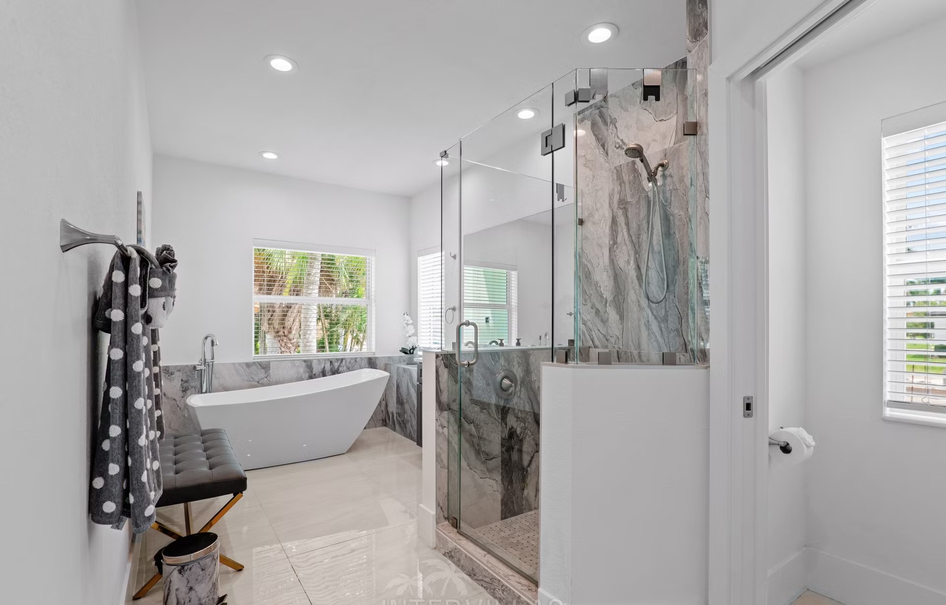 Beheizter Salzwasserpool mit Blick auf den Fluss und Bootsdock mit Lift.