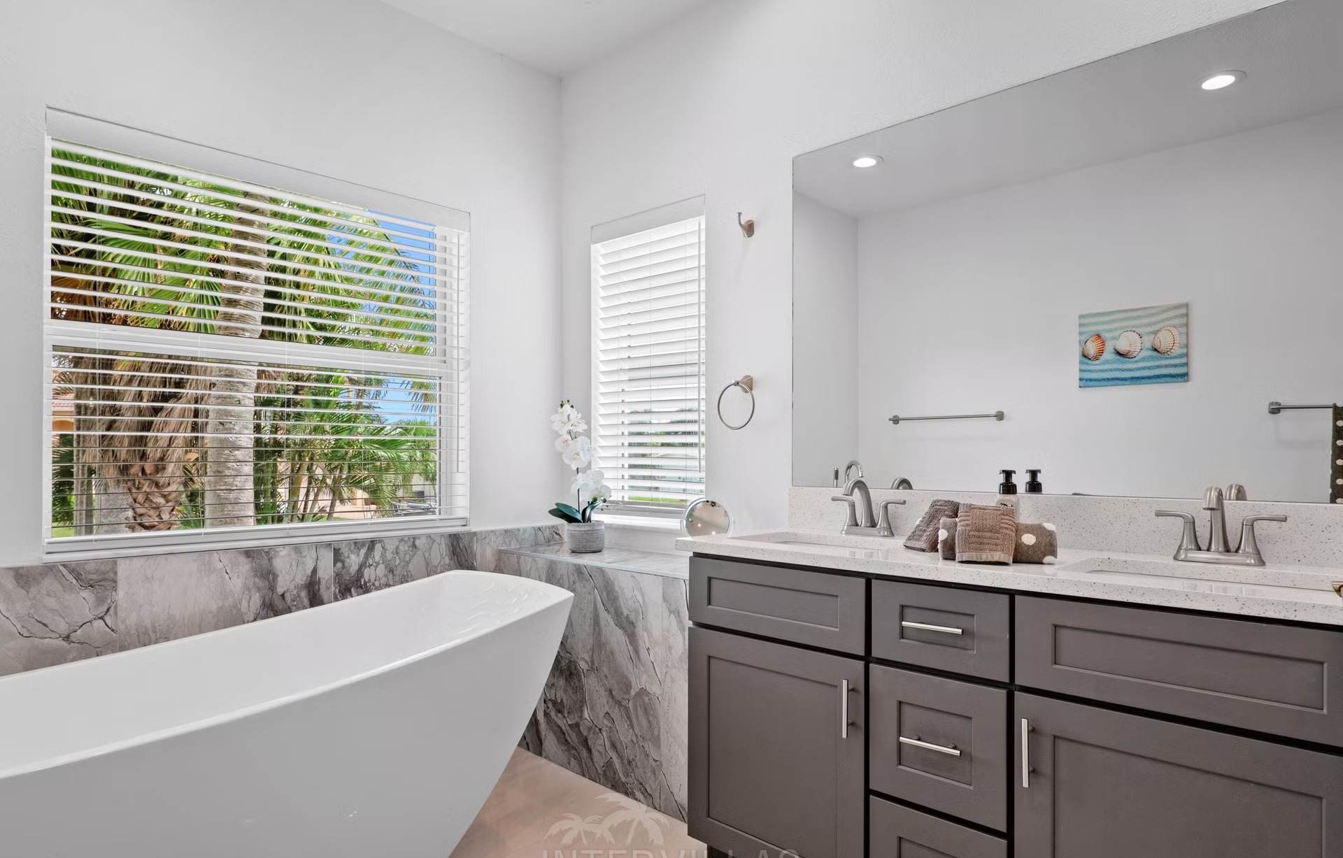 Beheizter Salzwasserpool mit Blick auf den Fluss und Bootsdock mit Lift.