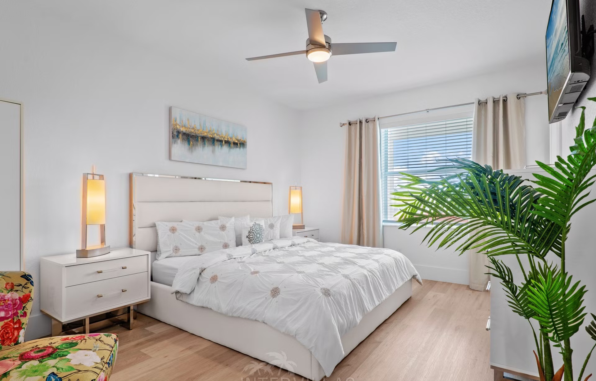 Renovierte Waterfront-Villa mit beheiztem Salzwasserpool und Bootsdock am Fluss.