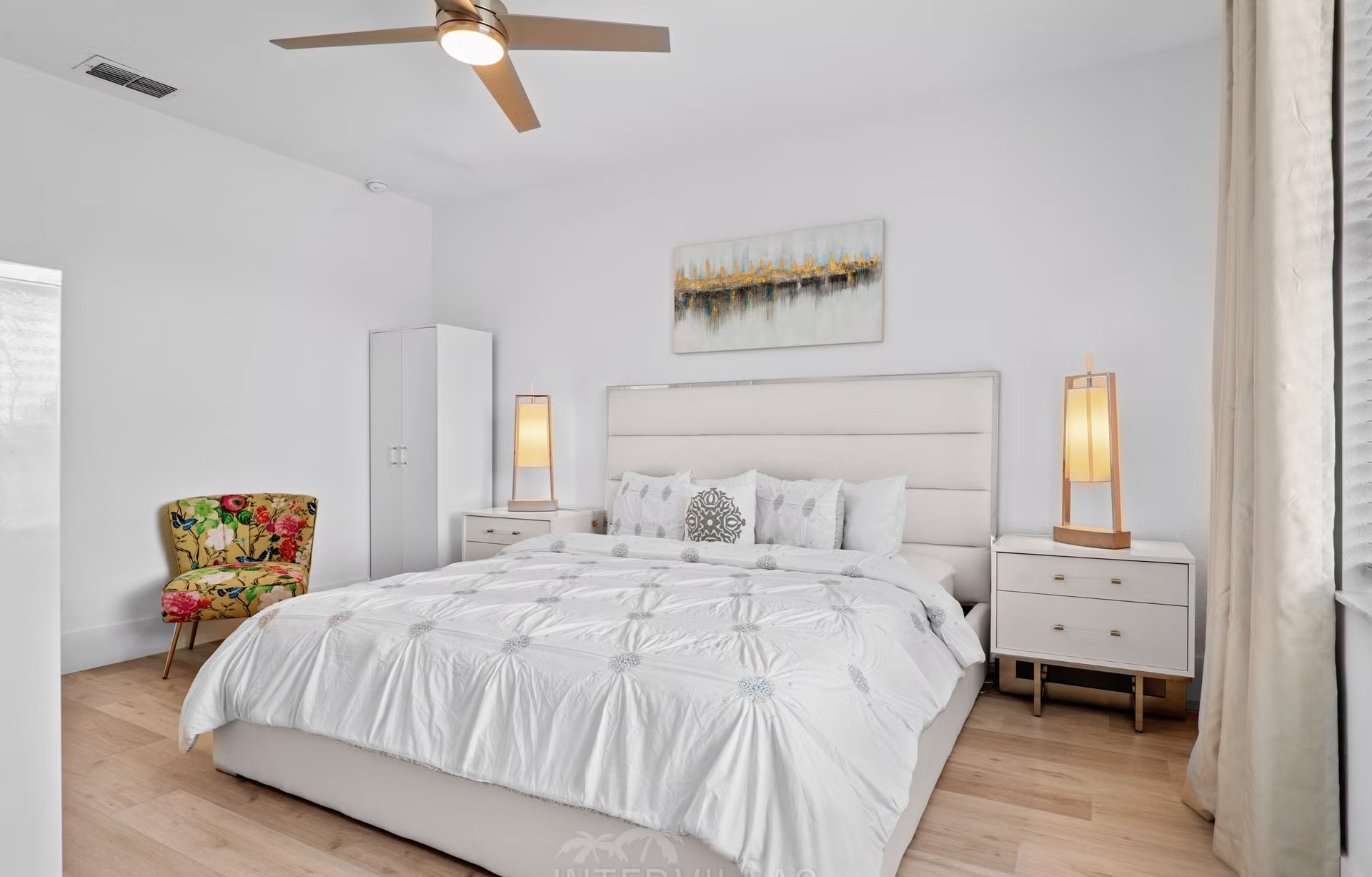 Renovierte Waterfront-Villa in Cape Coral mit beheiztem Salzwasserpool und privatem Bootsdock mit Lift.