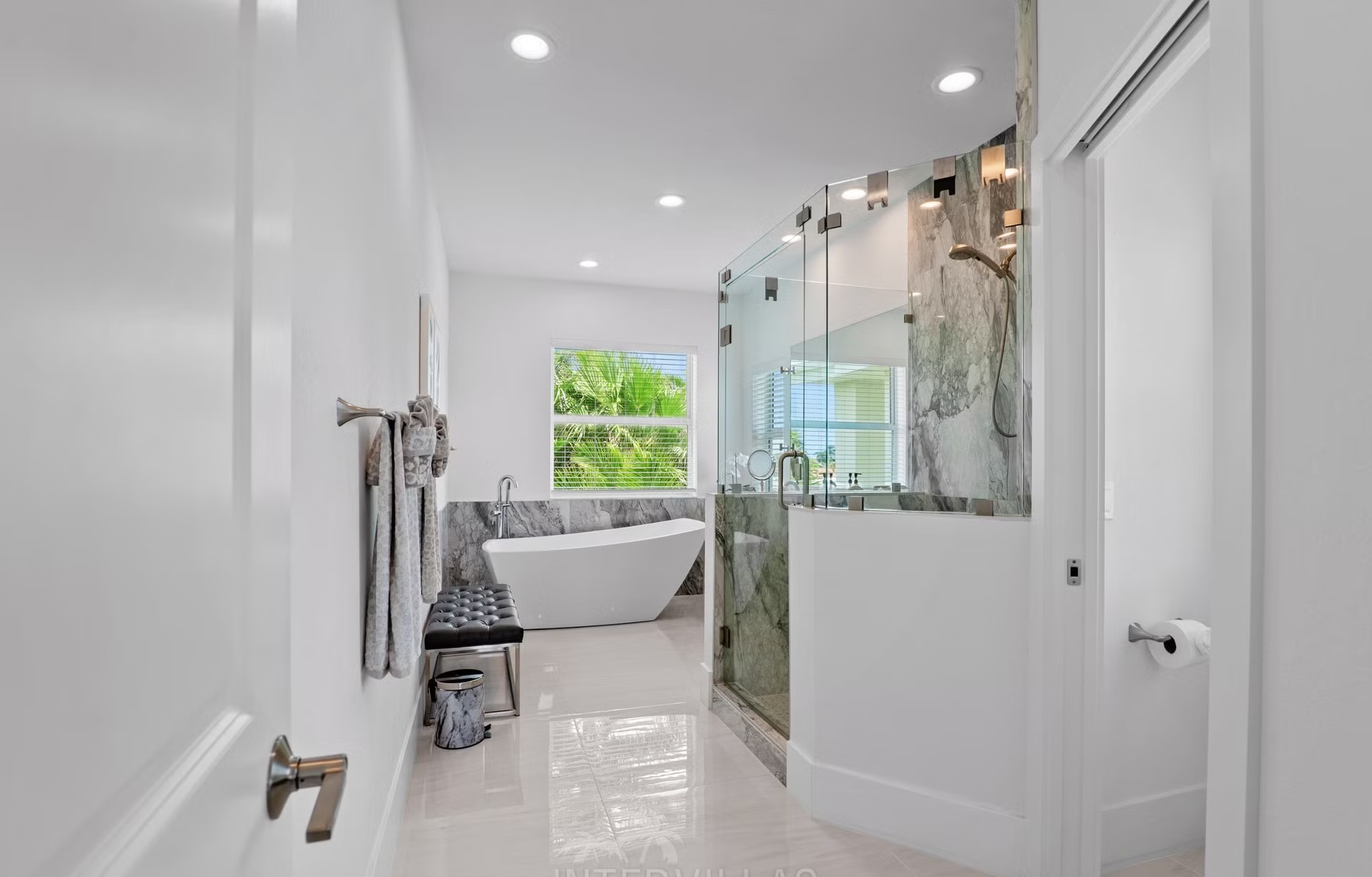 Beheizter Salzwasserpool in Südausrichtung mit Blick auf den Fluss und Bootsdock mit Lift.