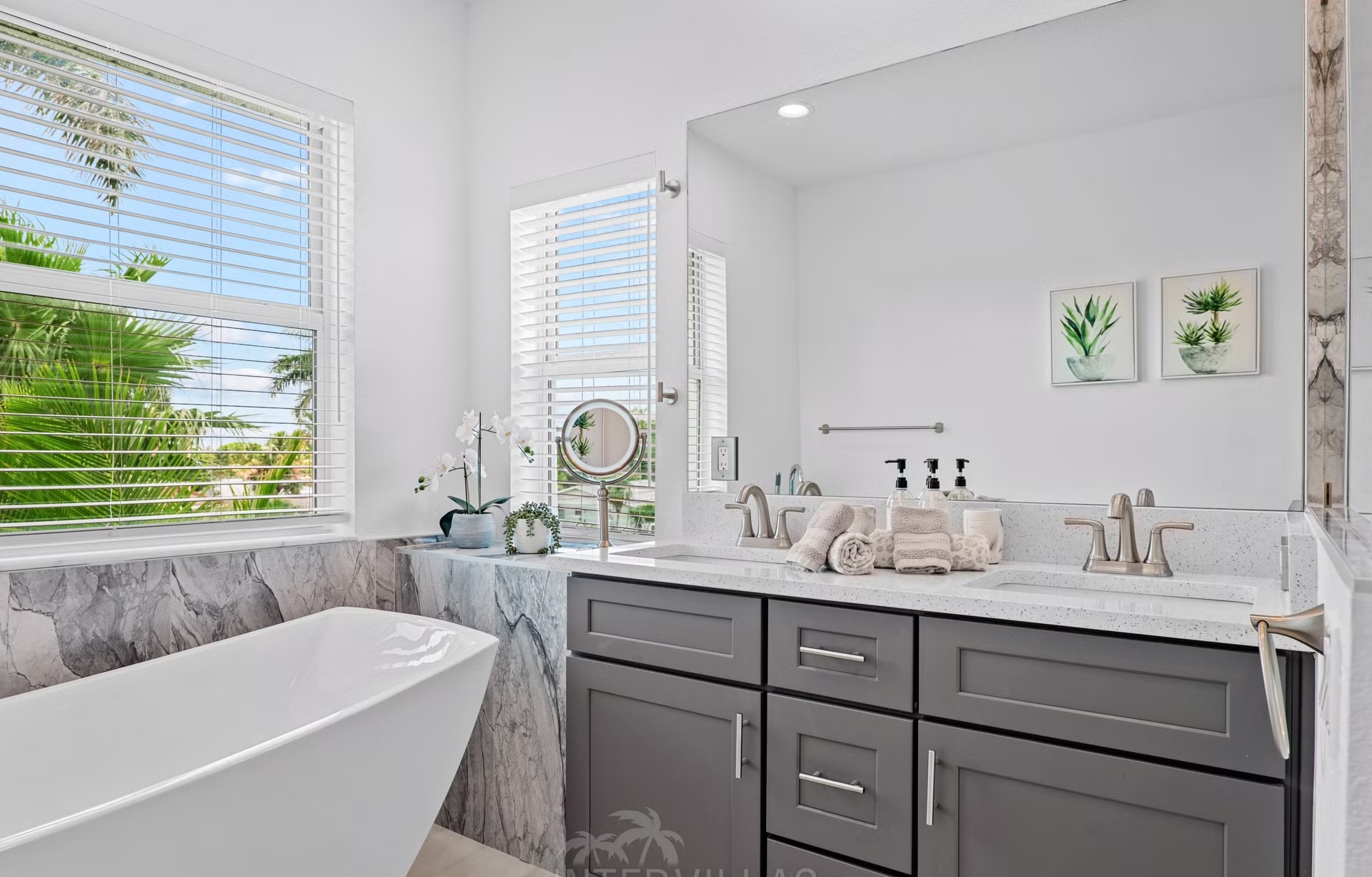 Renovierte Waterfront-Villa mit beheiztem Salzwasserpool und privatem Bootsdock am Fluss.