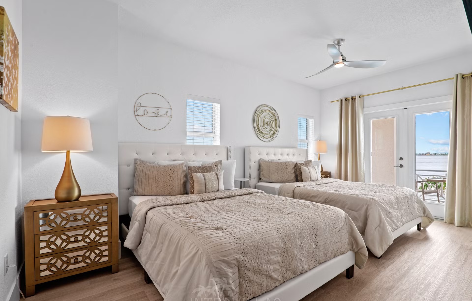 Beheizter Salzwasserpool mit Blick auf den Fluss und privatem Bootsdock mit Lift.