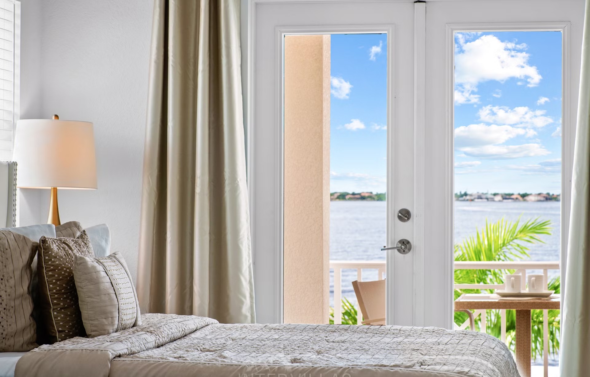 Beheizter Salzwasserpool mit Blick auf den Fluss und Bootsdock mit Lift.