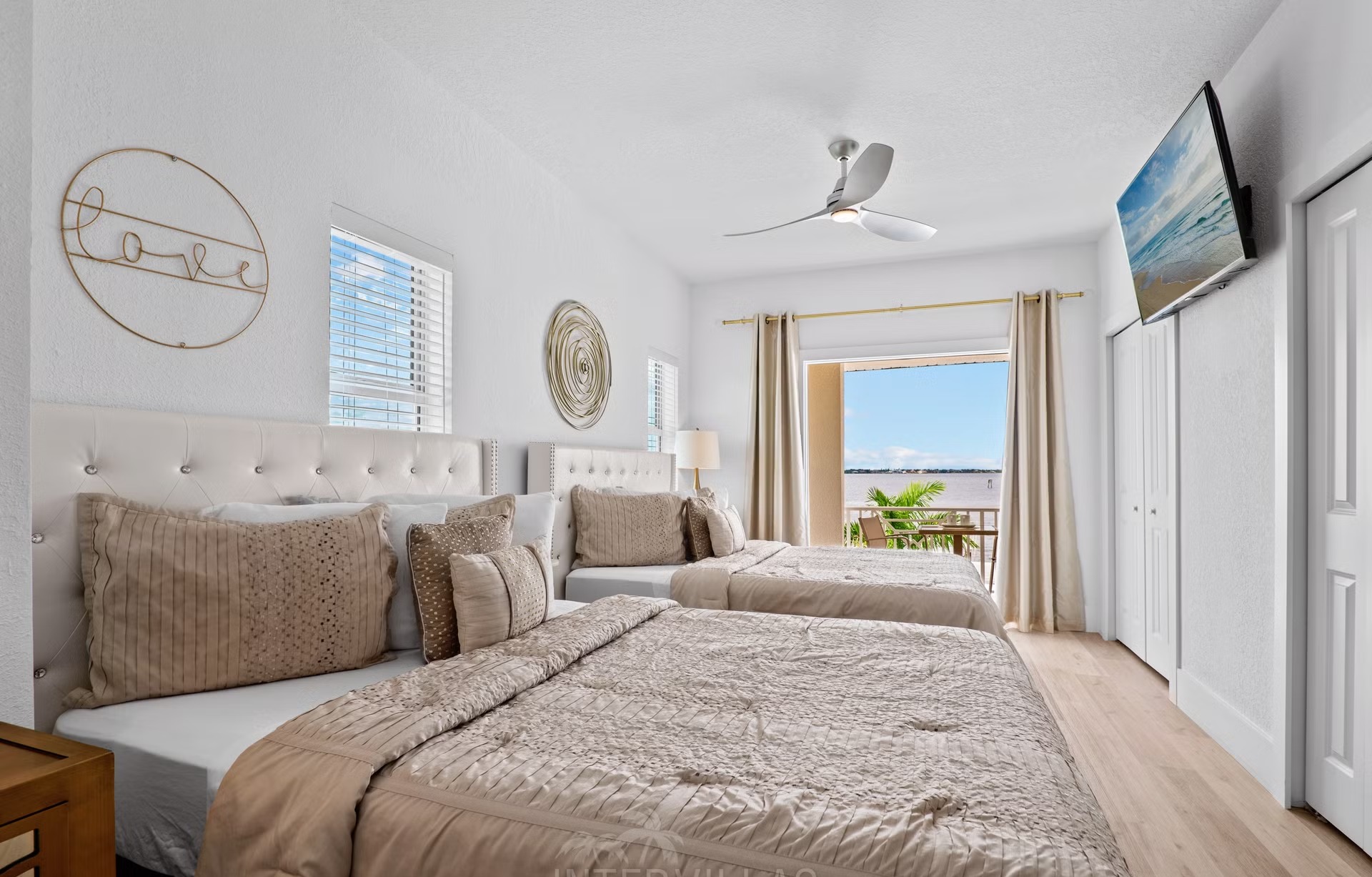 Renovierte Waterfront-Villa mit beheiztem Salzwasserpool und privatem Bootsdock am Fluss.