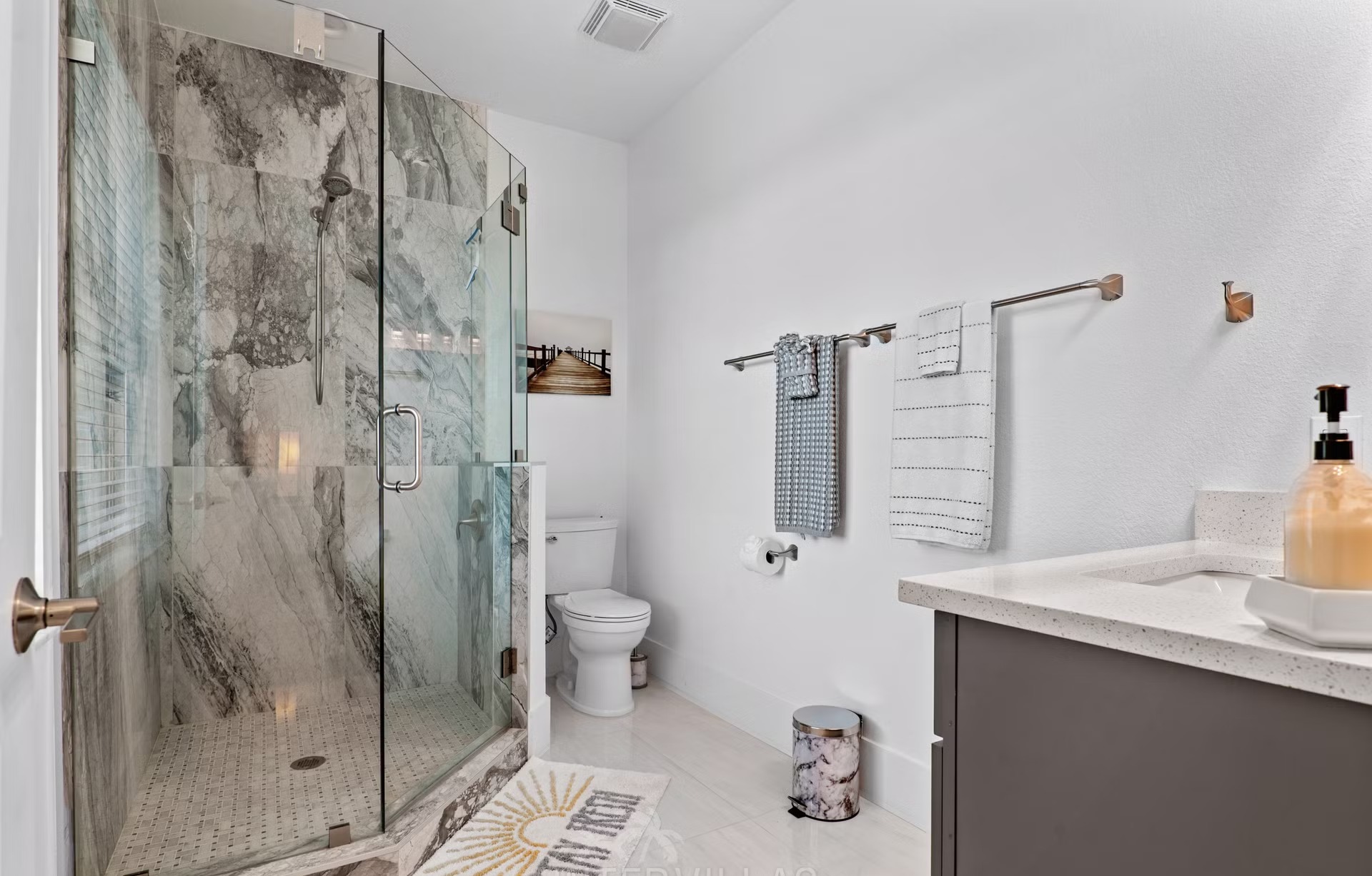 Renovierte Waterfront-Villa mit beheiztem Salzwasserpool und privatem Bootsdock am Fluss.