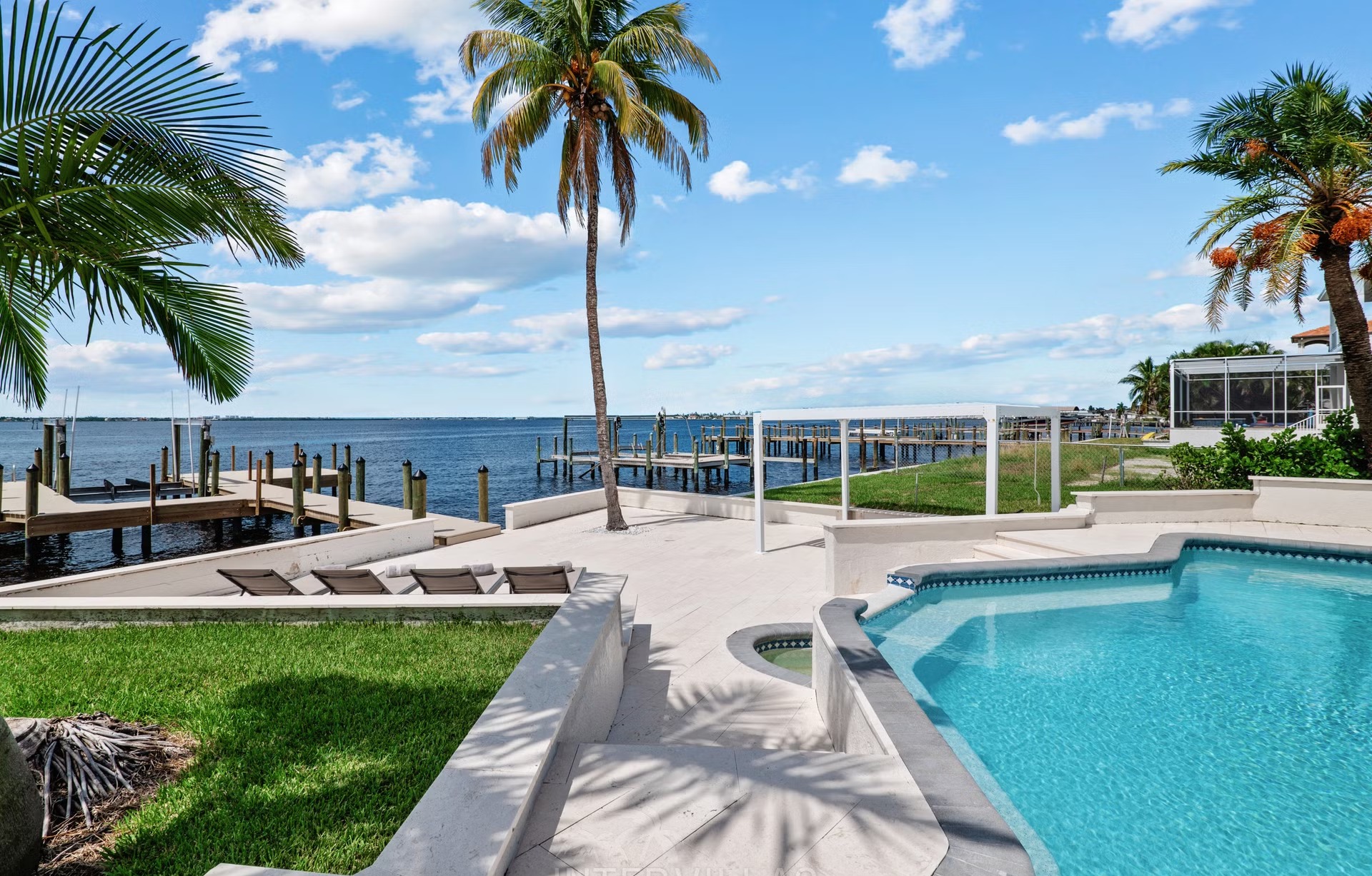 Renovierte Waterfront-Villa mit beheiztem Salzwasserpool und privatem Bootsdock am Fluss.