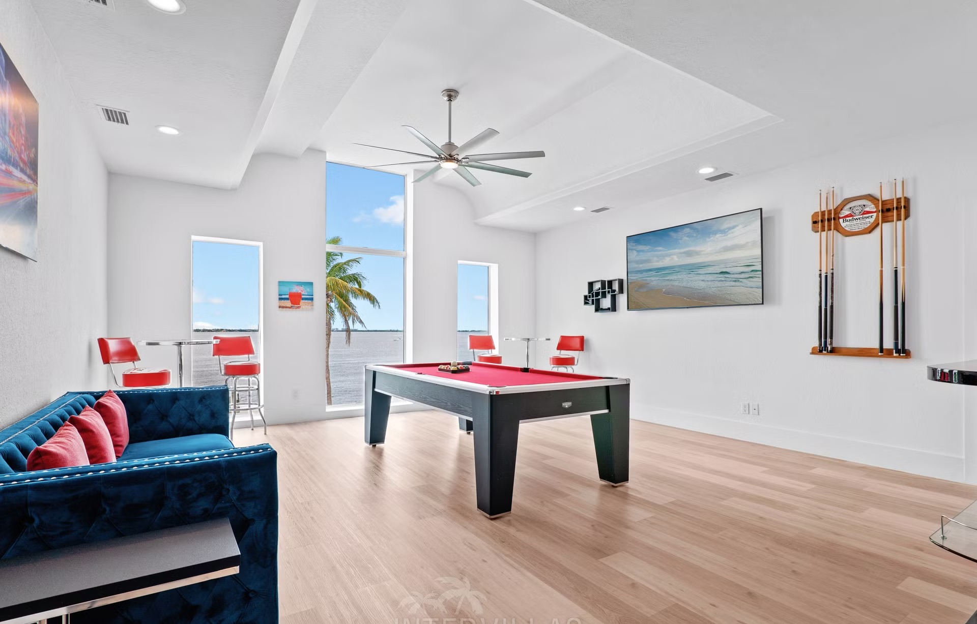 Beheizter Salzwasserpool mit Blick auf den Fluss und Bootsdock mit Lift.