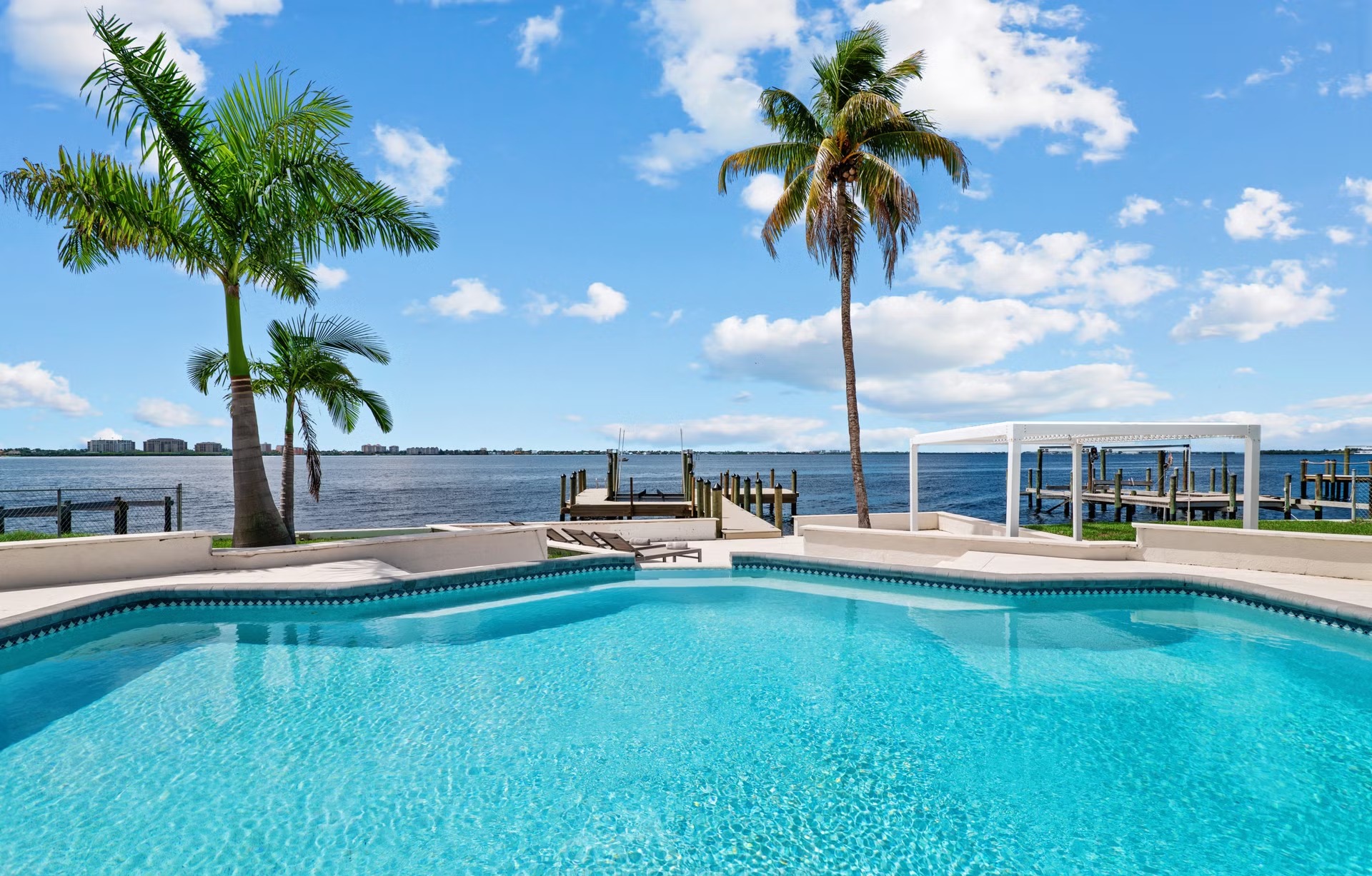 Beheizter Salzwasserpool mit Blick auf den Fluss und Bootsdock mit Lift.