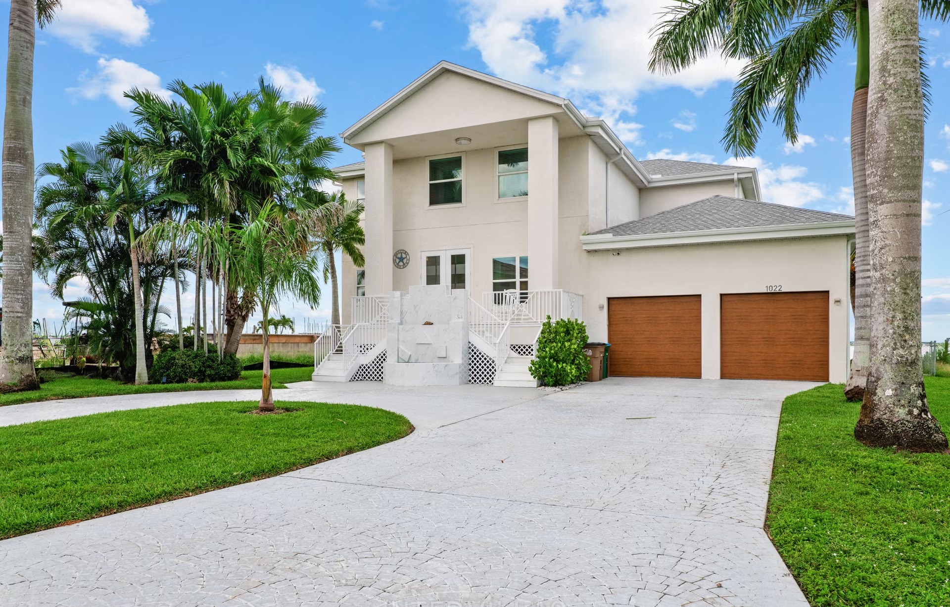Renovierte Waterfront-Villa am Fluss mit beheiztem Salzwasserpool und Bootsdock.