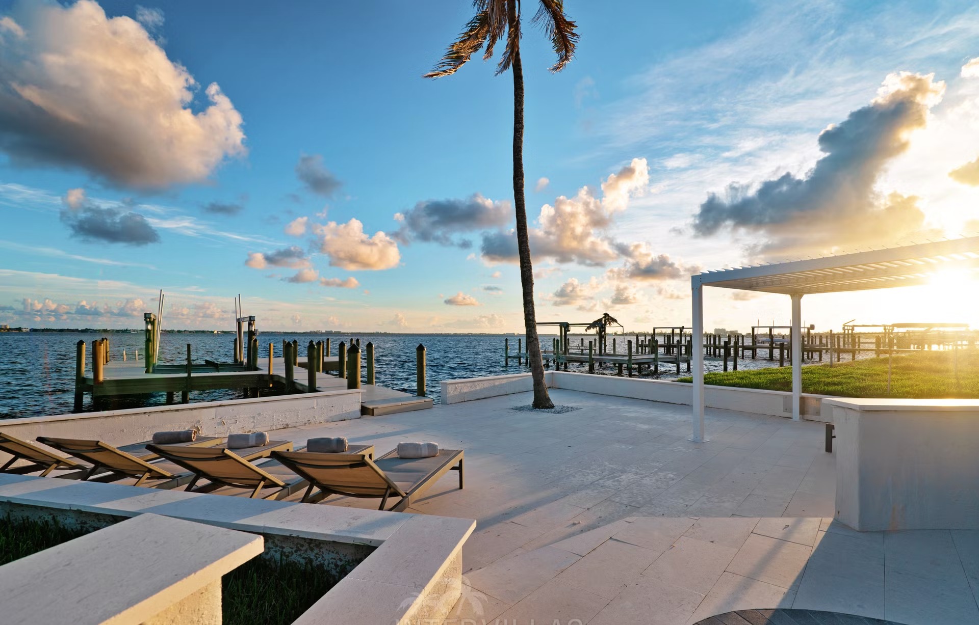 Beheizter Salzwasserpool mit Blick auf den Fluss und privatem Bootsdock.