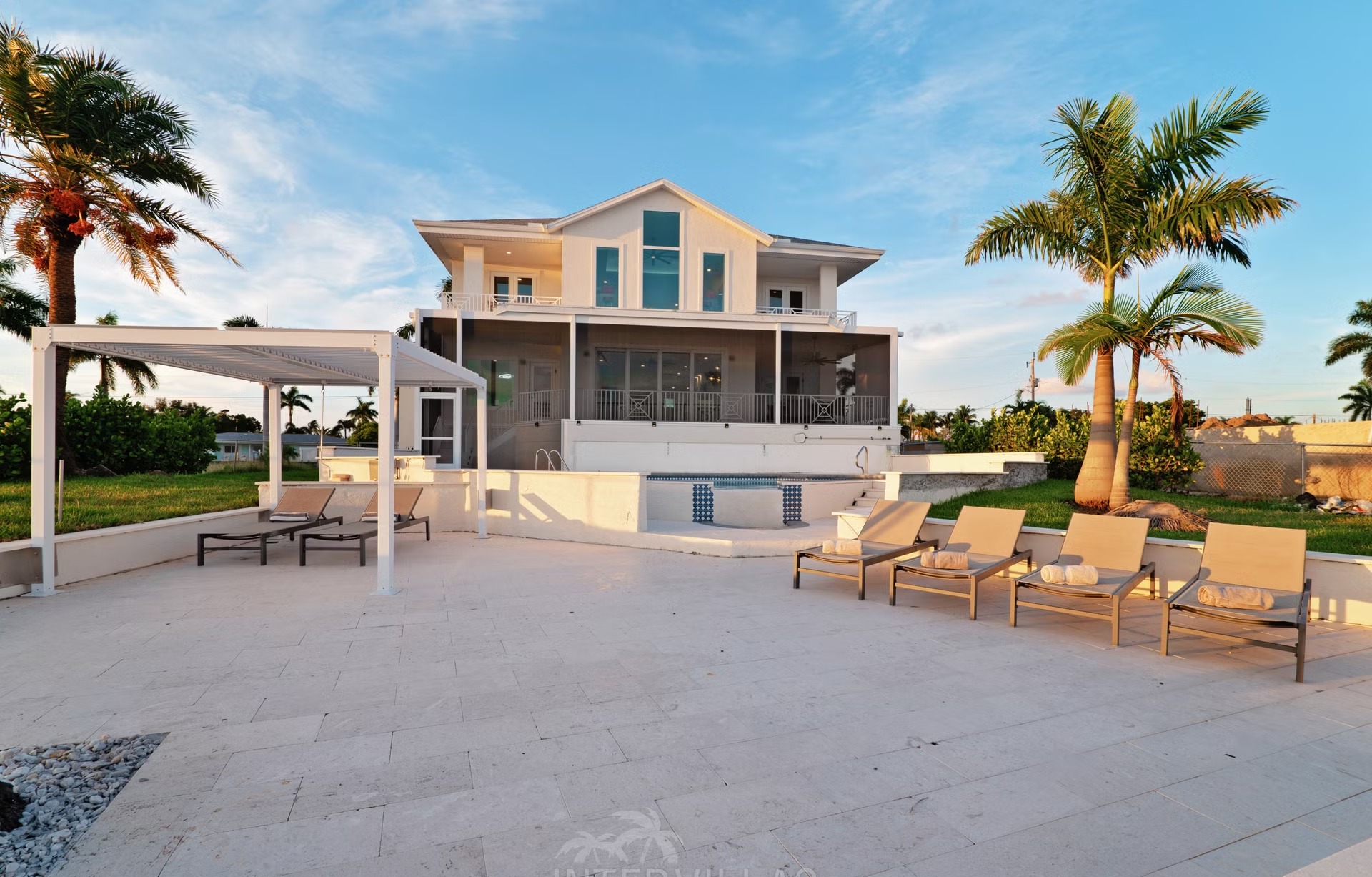 Beheizter Salzwasserpool mit Blick auf den Fluss und Bootsdock.