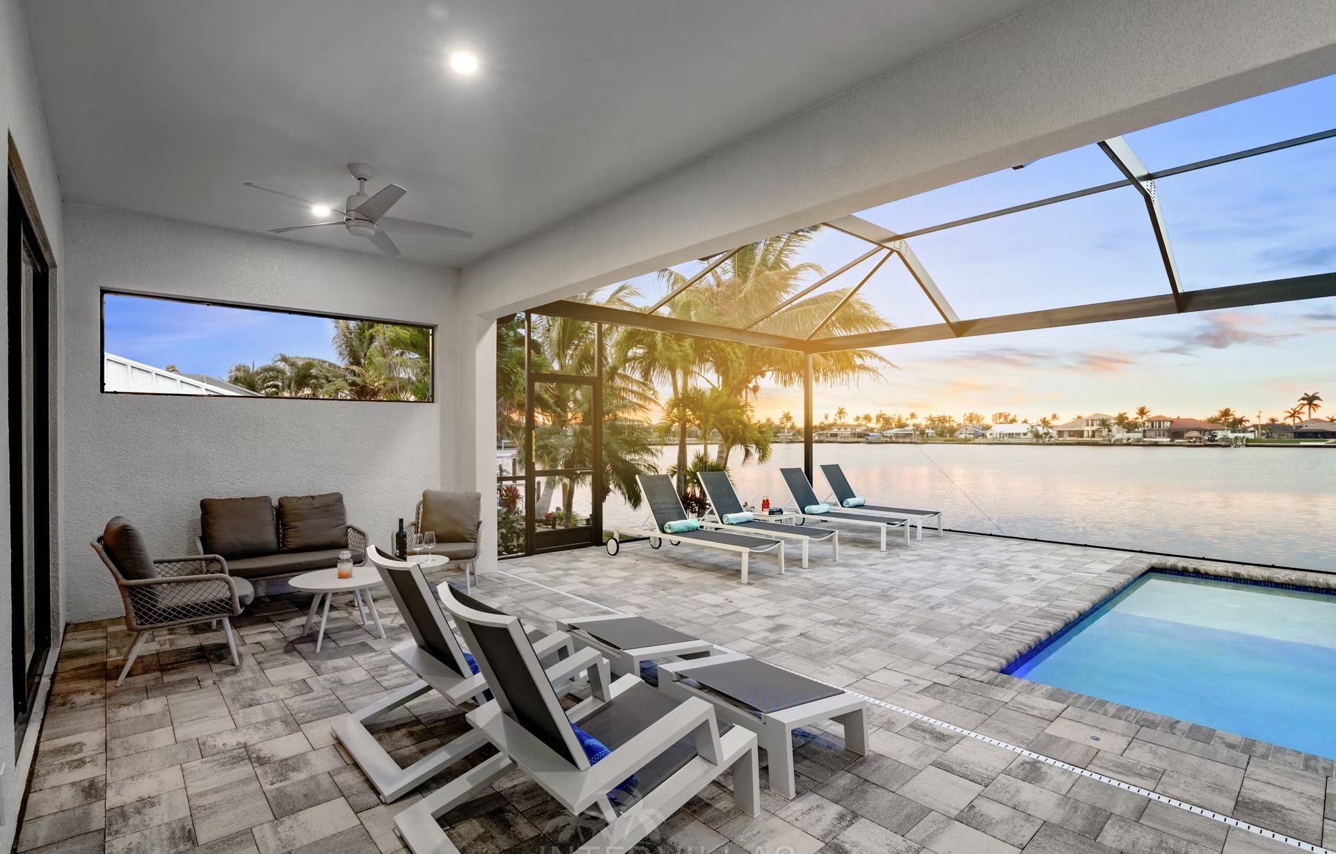 Moderne Villa am Wasser mit Salzwasser-Pool und Spa.