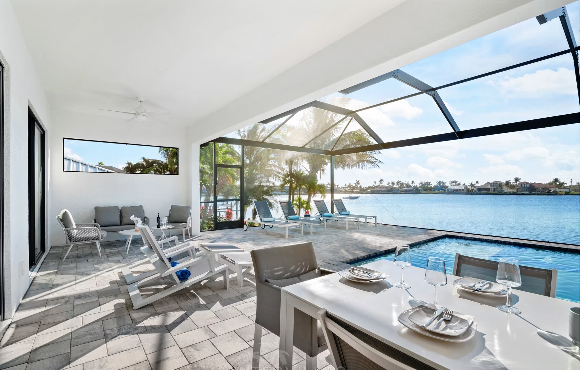 Moderne Villa am Wasser mit Pool, Spa und sonniger Terrasse.