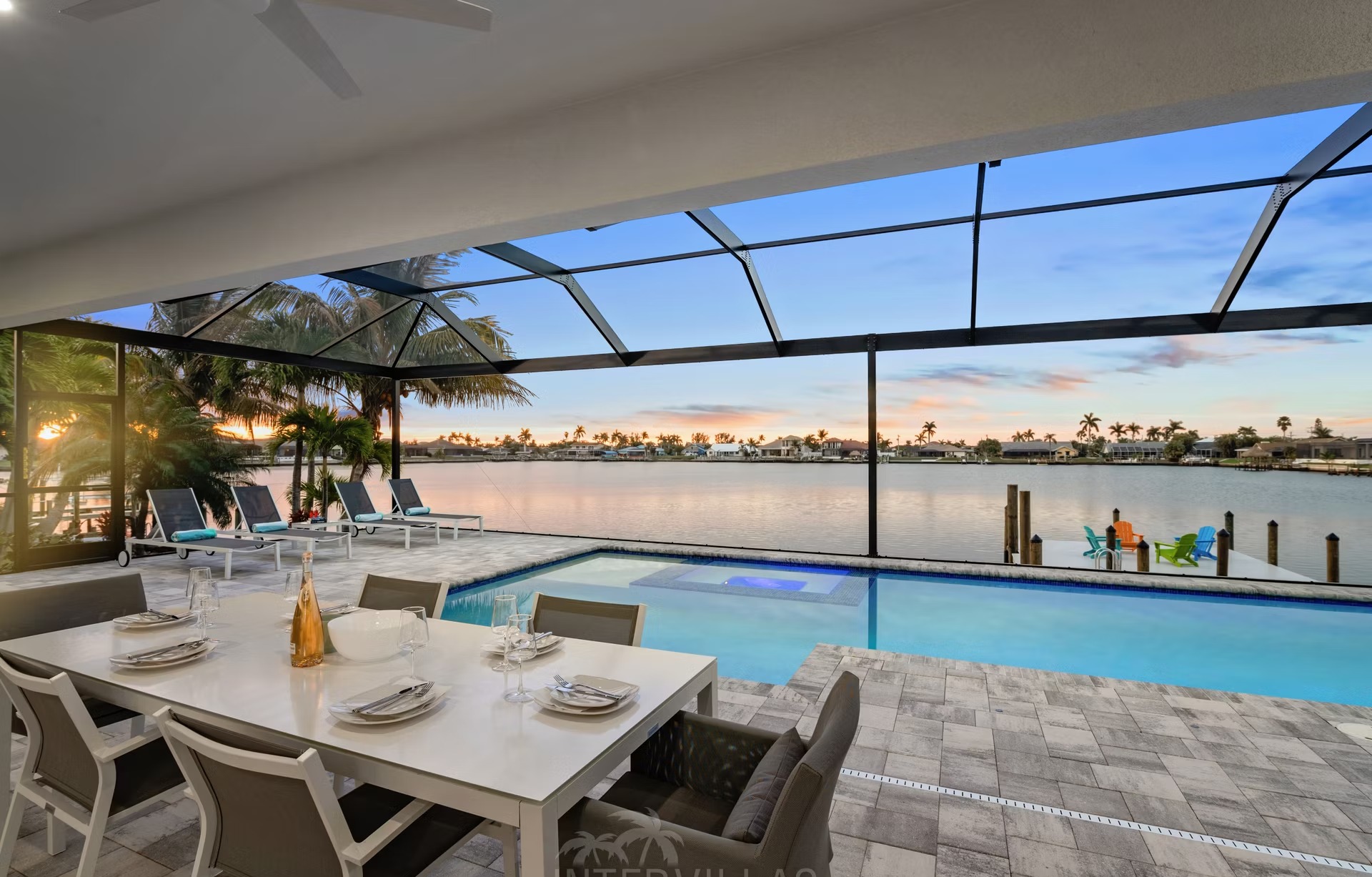 Südseitiger Salzwasser-Pool mit Spa und Blick auf den Kanal.