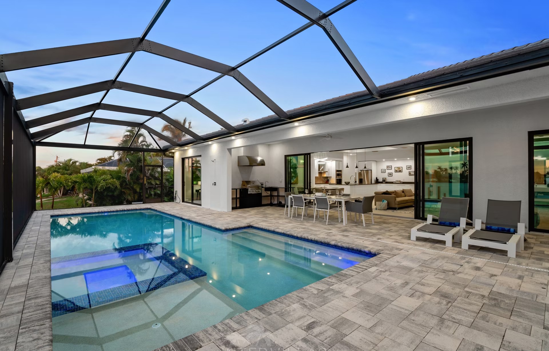 Moderne Villa am Wasser mit Salzwasser-Pool und Spa in Cape Coral, Florida.