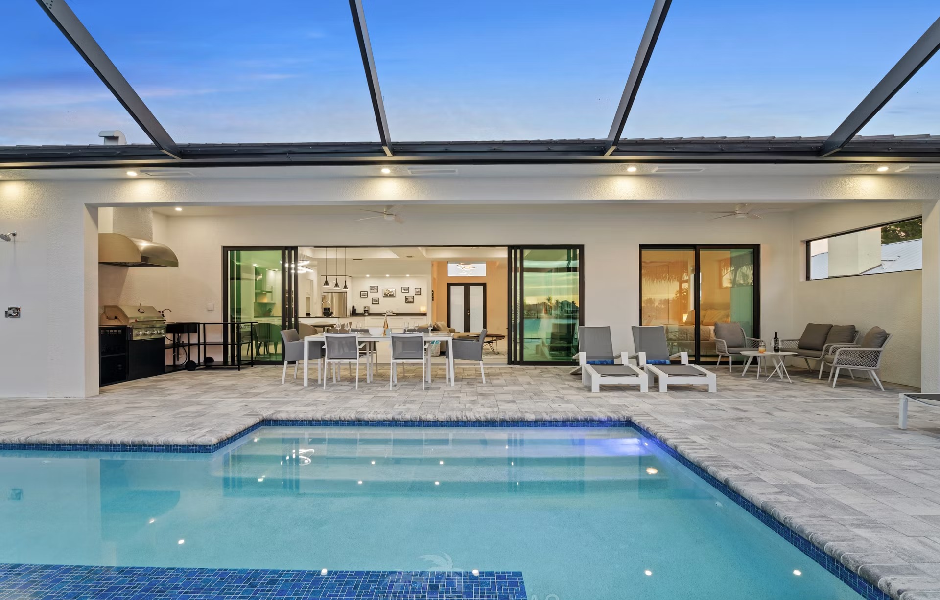 Moderne Villa am Wasser mit Salzwasser-Pool und Spa in Cape Coral.