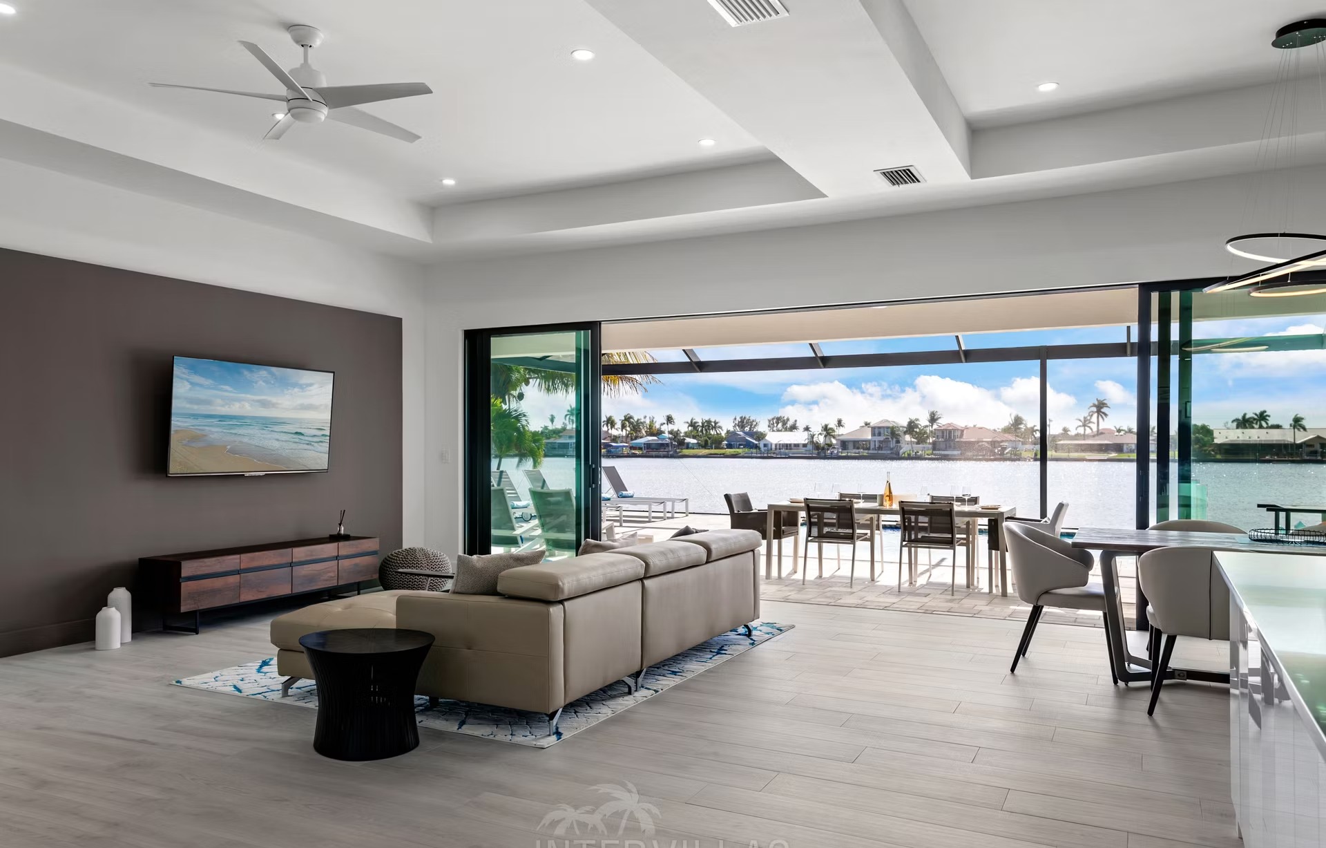 Moderne Villa am Wasser mit Pool, Spa und sonniger Terrasse.