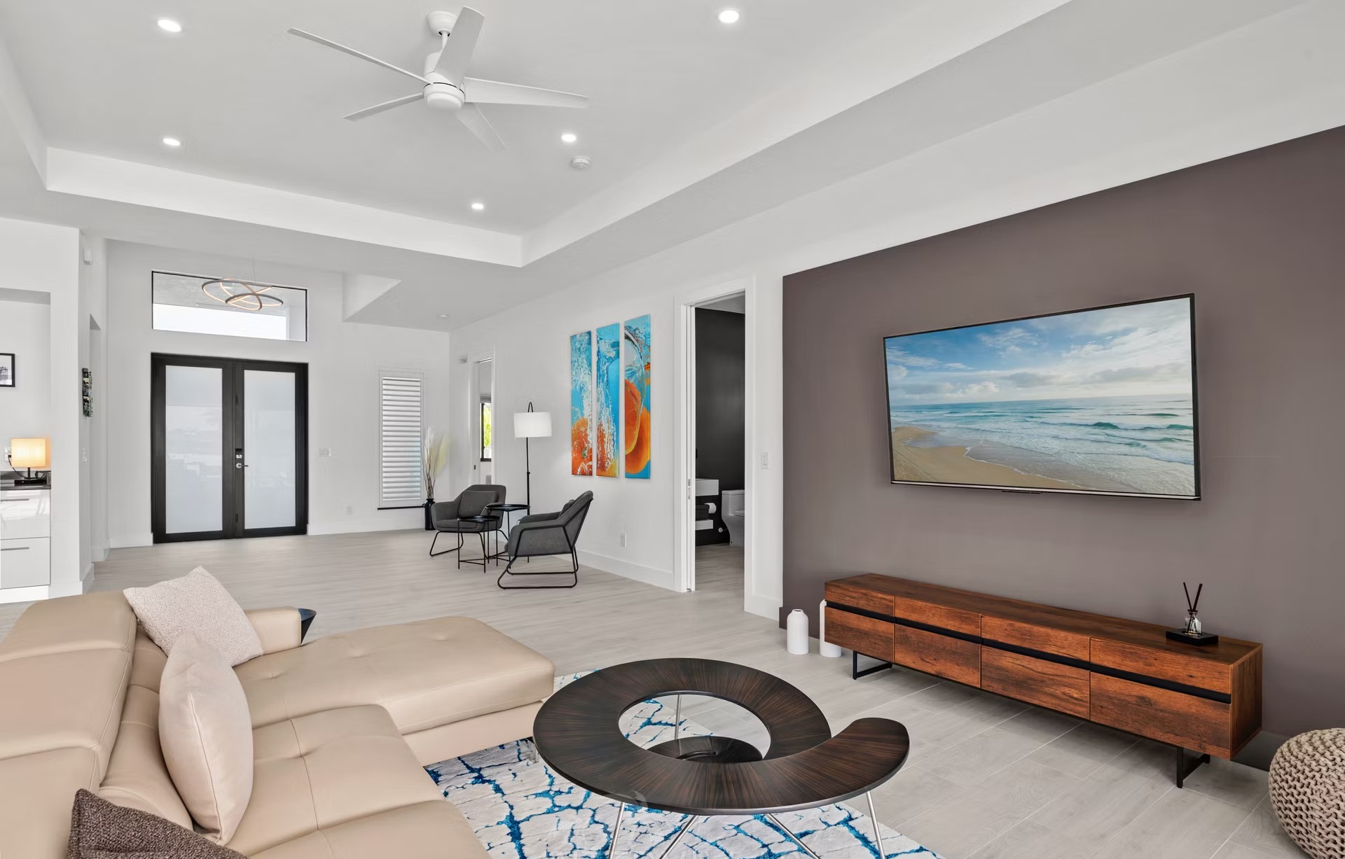 Südlich ausgerichteter Salzwasser-Pool mit Spa und Blick aufs Wasser.