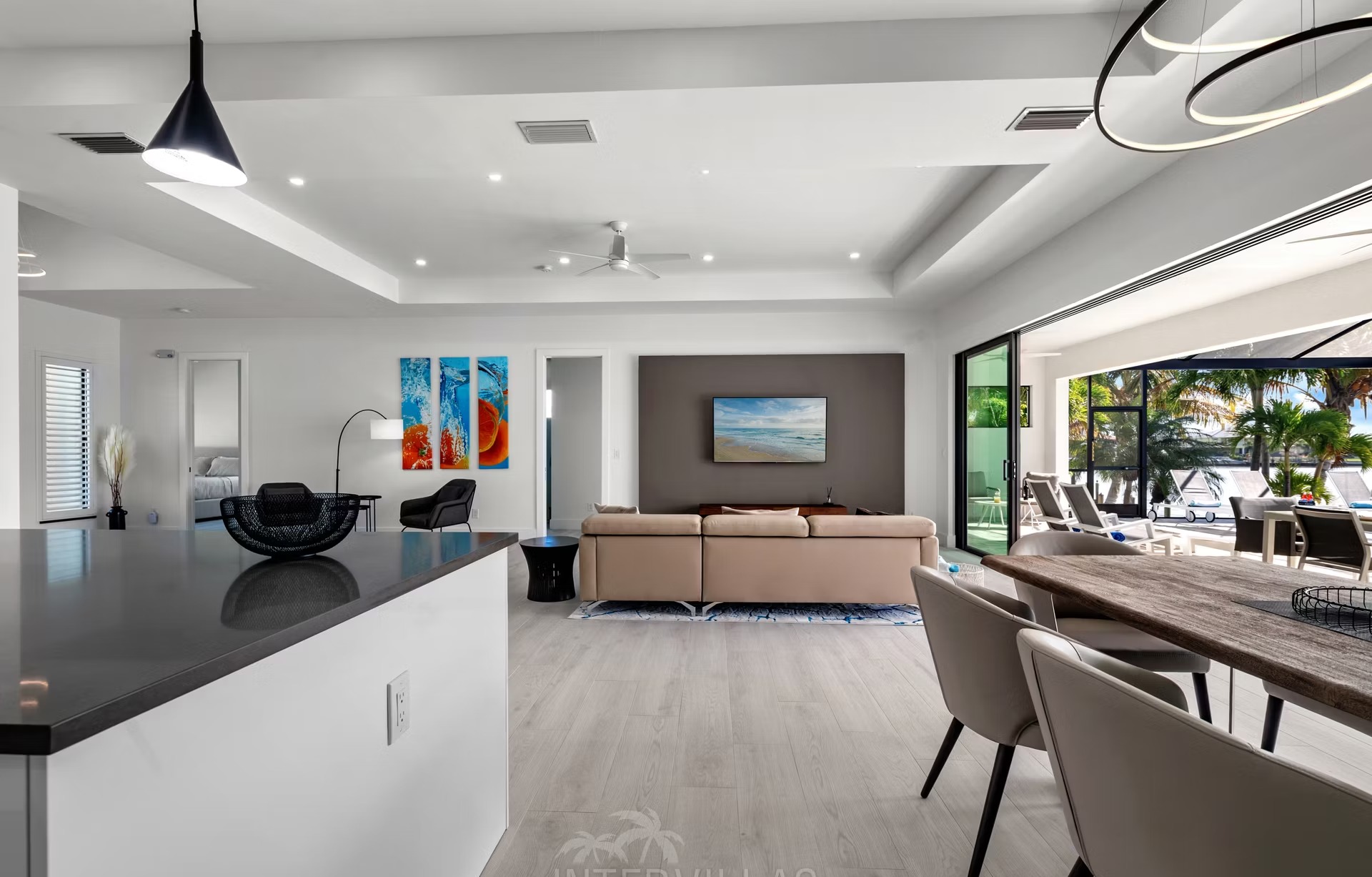 Moderne Villa am Wasser mit Salzwasser-Pool und Spa.