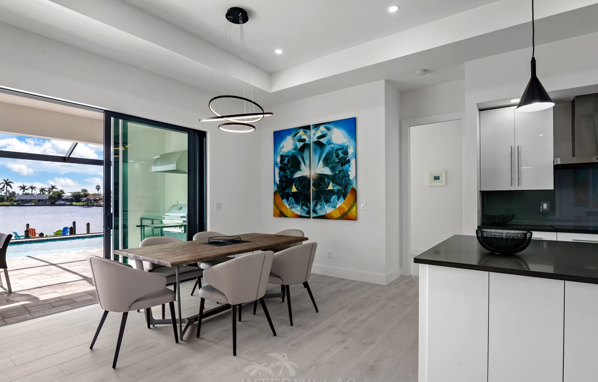 Moderne Villa direkt am Wasser mit Pool und Spa in Cape Coral.