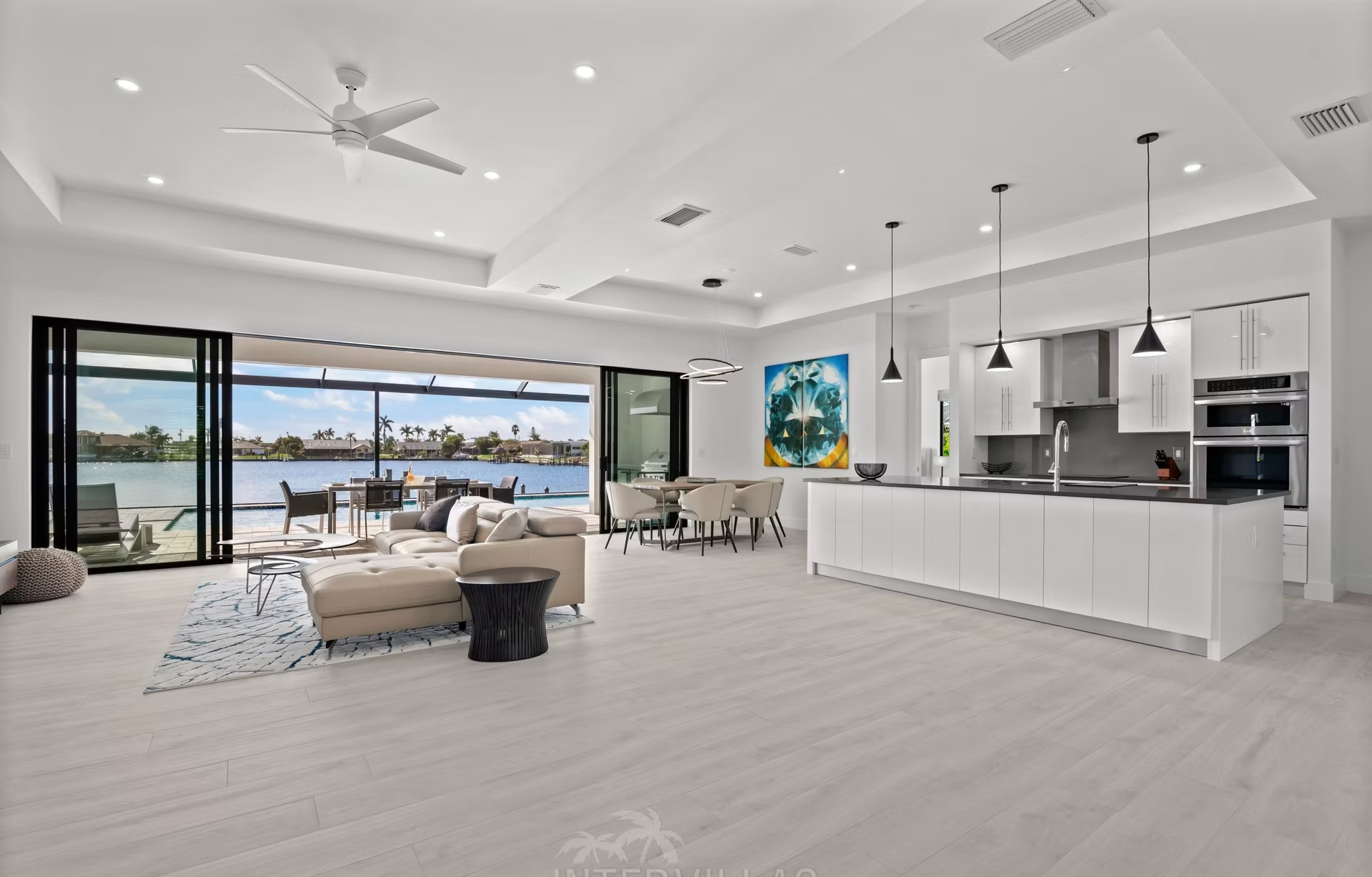 Südseitiger Salzwasser-Pool mit Spa und Blick aufs Wasser.