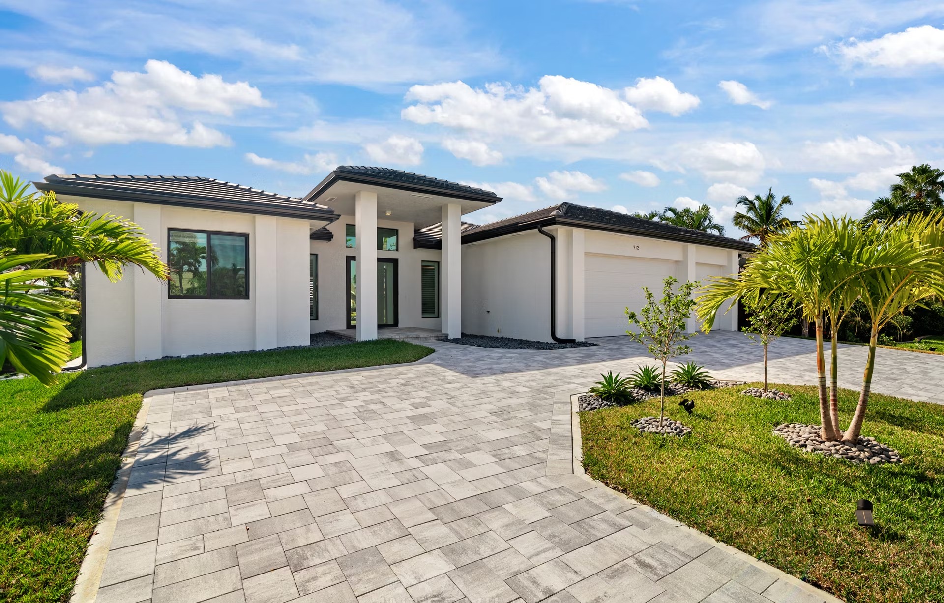 Moderne Villa am Wasser mit Pool und Spa in Cape Coral, Florida.