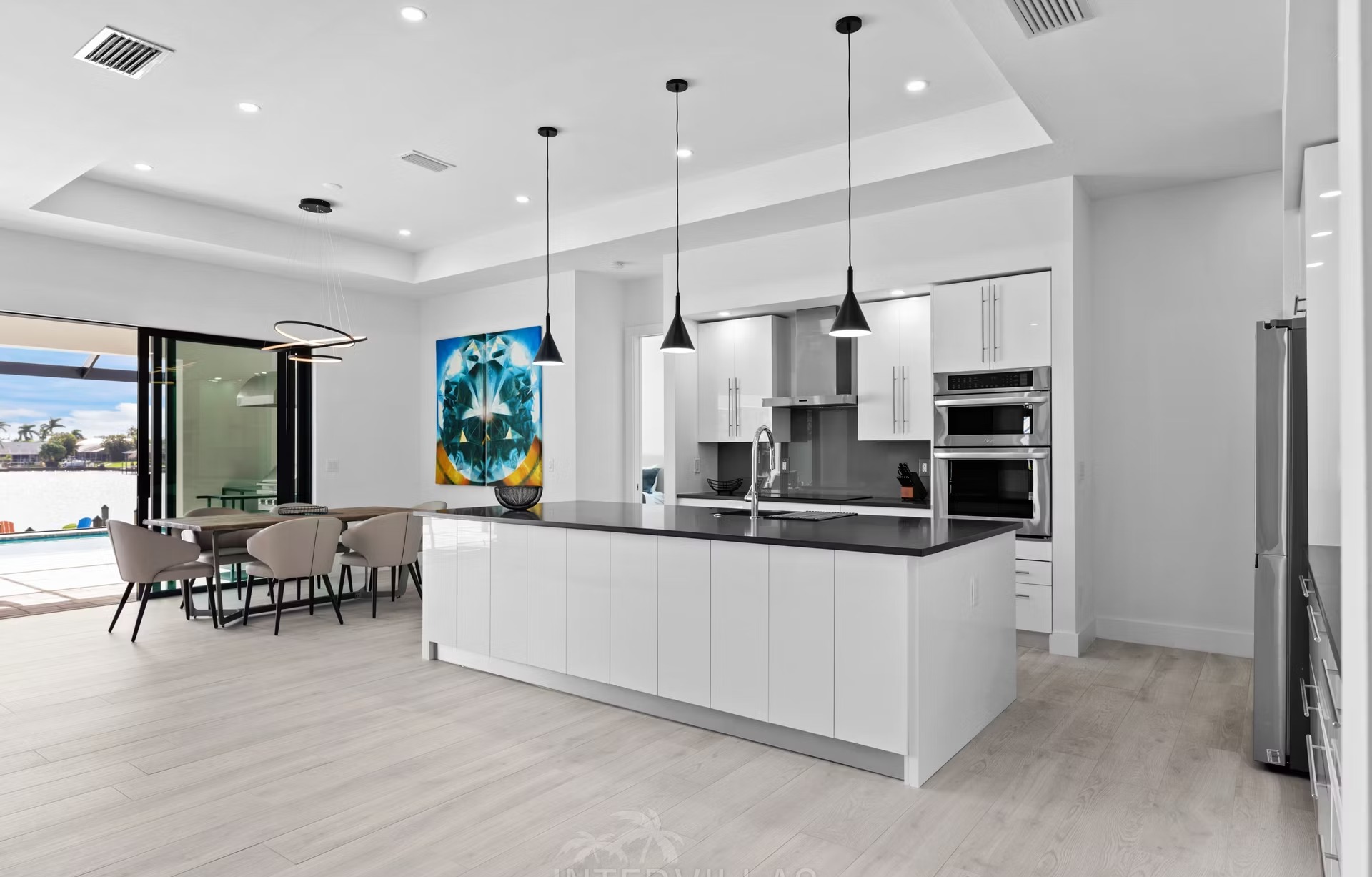 Sonnige Poolterrasse mit Salzwasser-Pool und Spa direkt am Wasser.