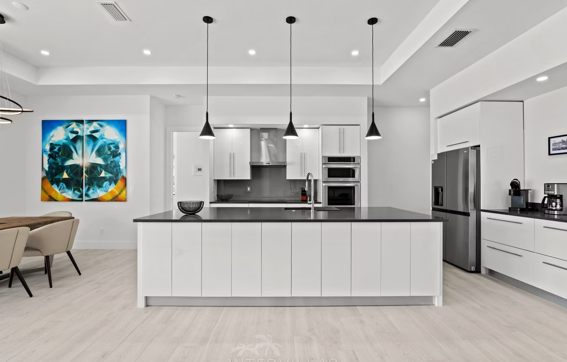 Südseitiger Salzwasser-Pool mit Spa und Blick aufs Wasser.