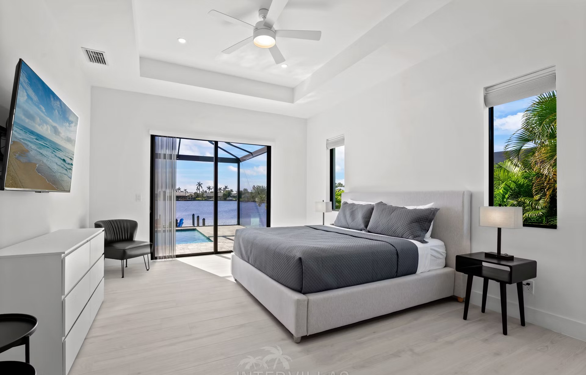 Südseitiger Salzwasser-Pool mit Spa und Blick aufs Wasser.