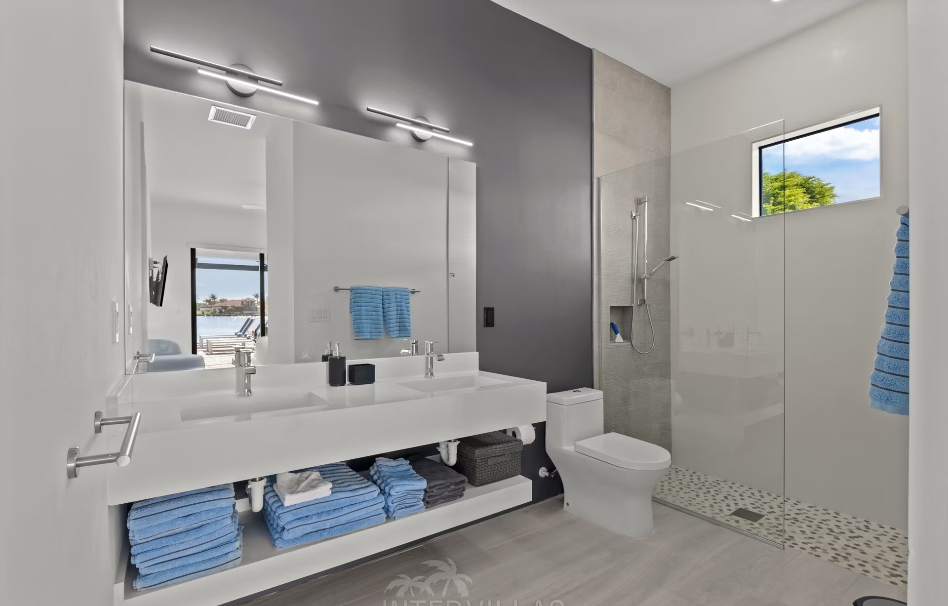 Moderne Villa am Wasser mit Salzwasser-Pool und Spa.