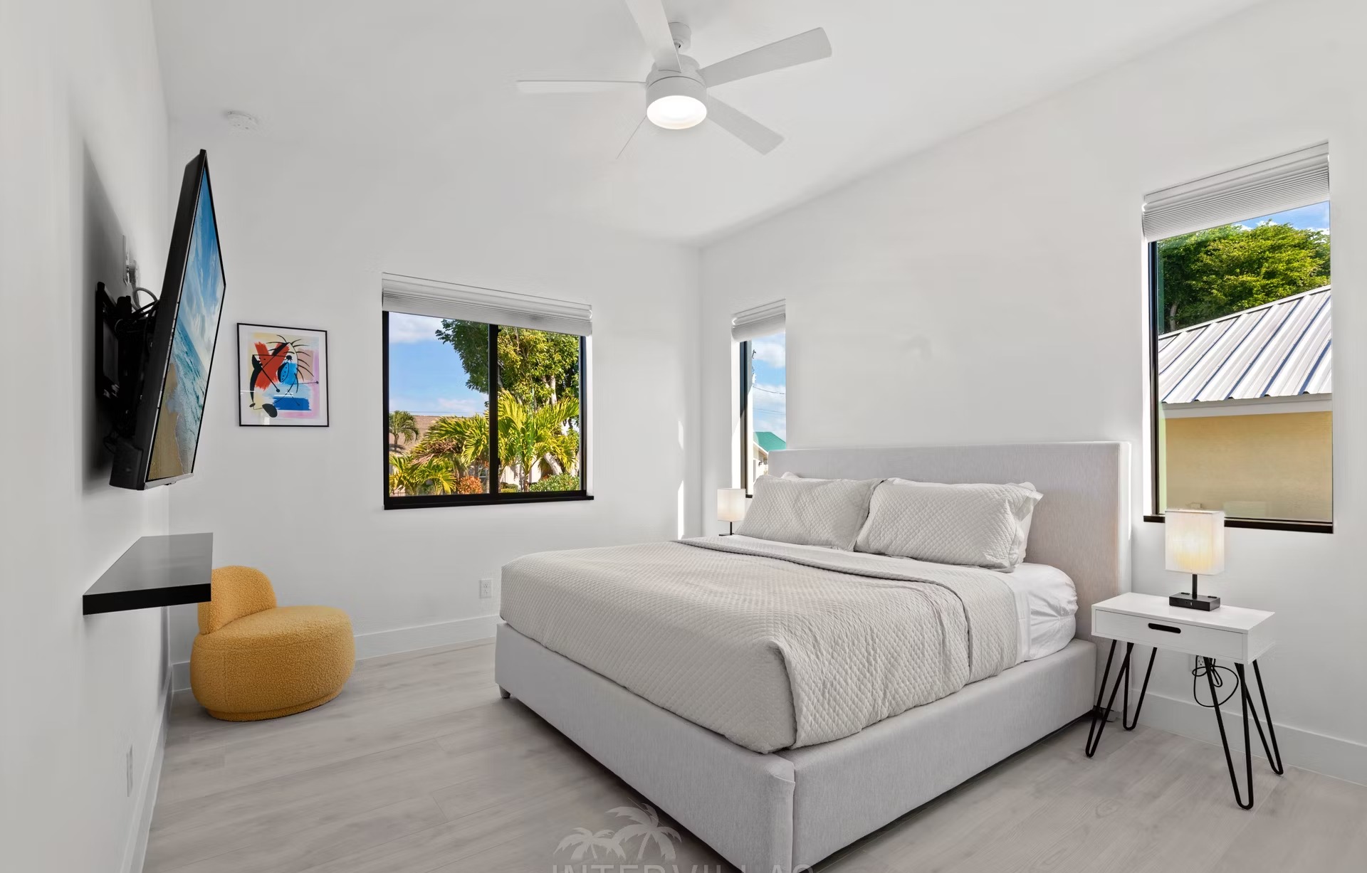 Moderne Waterfront-Villa mit Salzwasser-Pool und Spa in Südausrichtung.